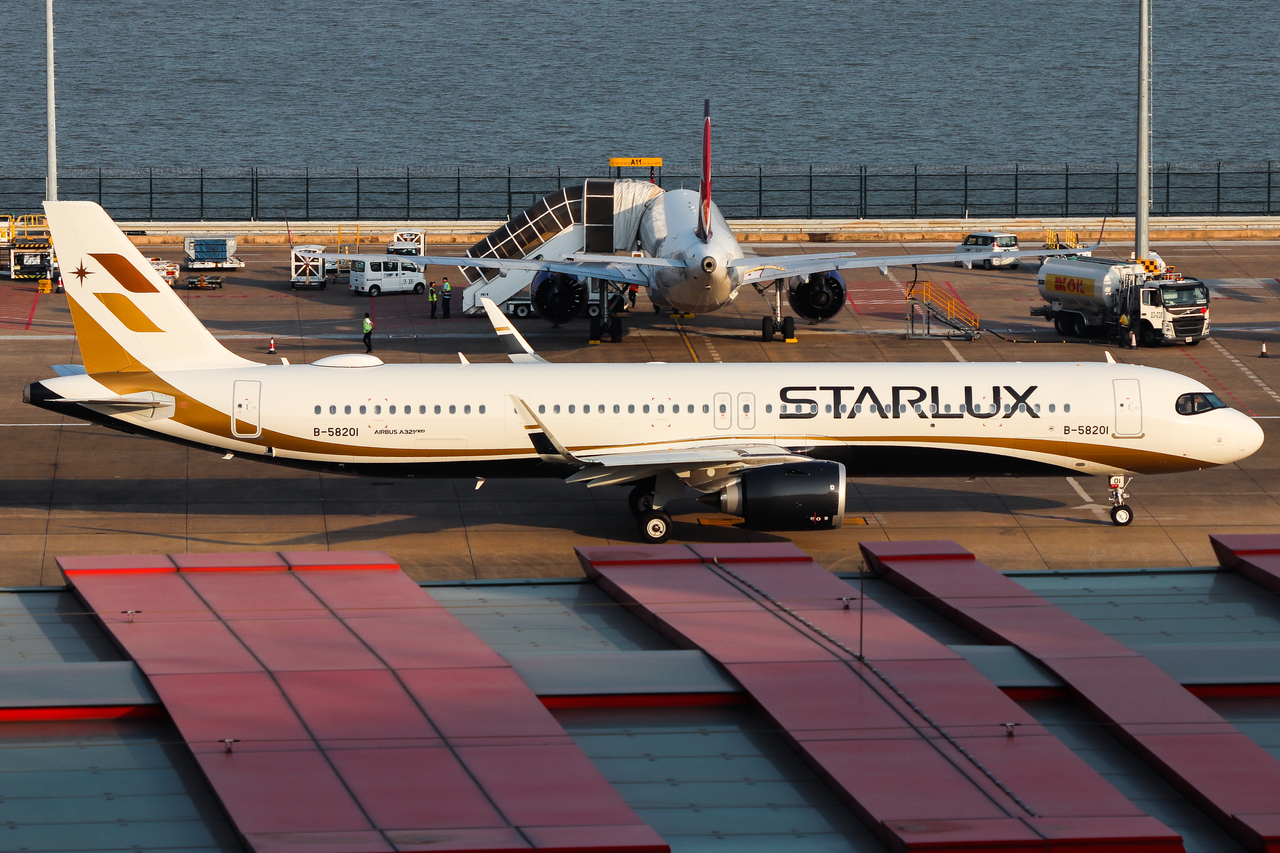 Full size: Starlux Airlines Airbus A321NEO B-58201 at Macau International Airport