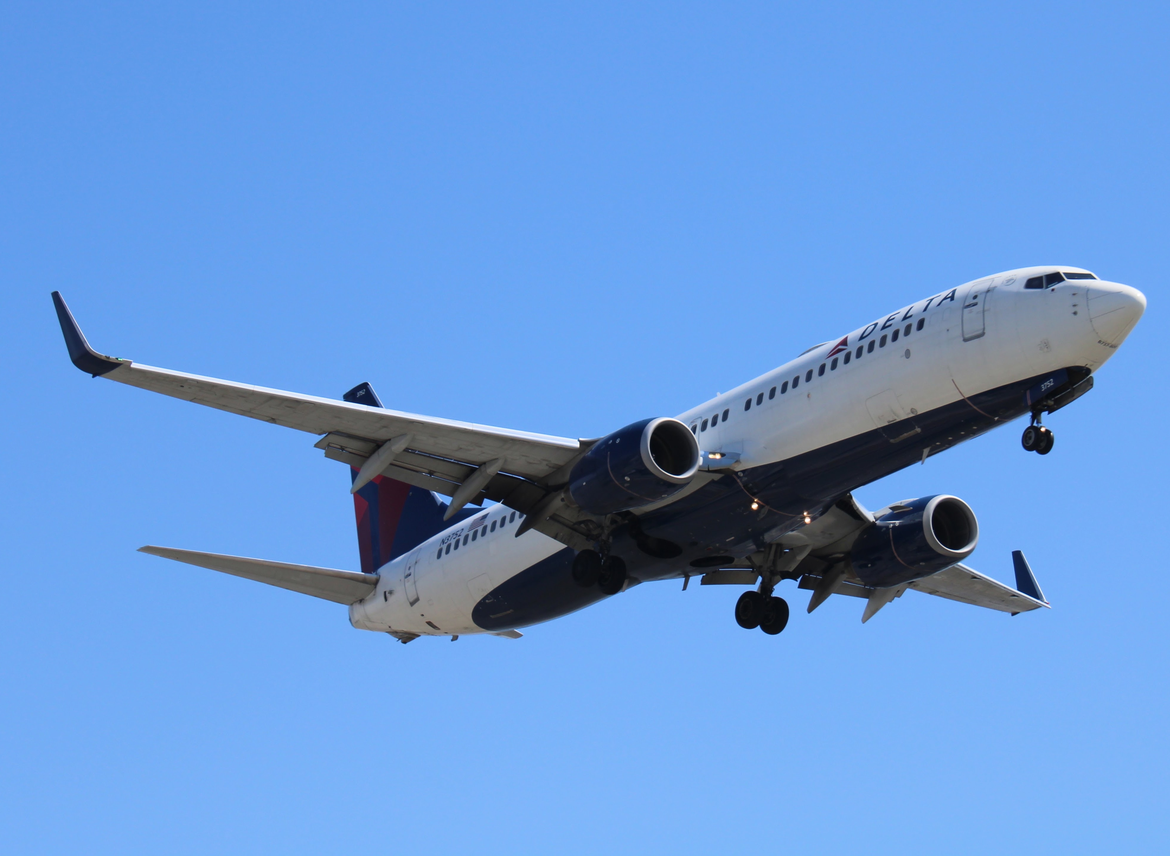 Full size: Delta Airlines Boeing 737-800 N3752 at Los Angeles International Airport