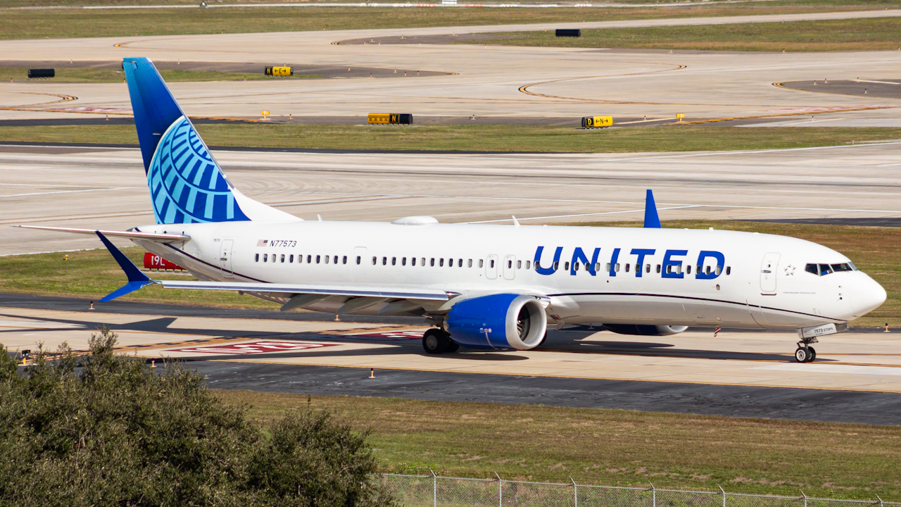 Full size: United Airlines Boeing 737 MAX 9 N77573 at Tampa International Airport
