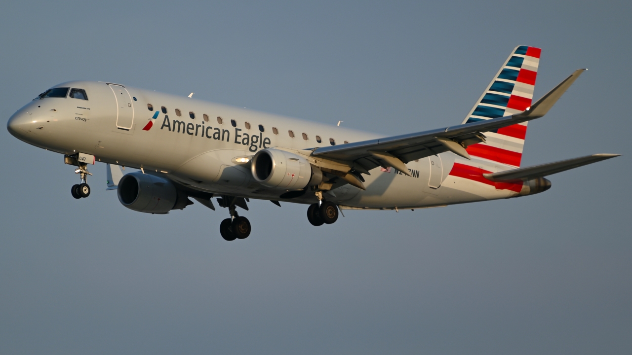 Full size: American Eagle Embraer E175LR N247NN at Dallas-Fort Worth International Airport