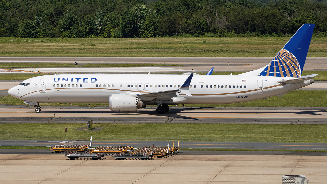 Full size: United Airlines Boeing 737 MAX 9 N27509 at Washington Dulles International Airport