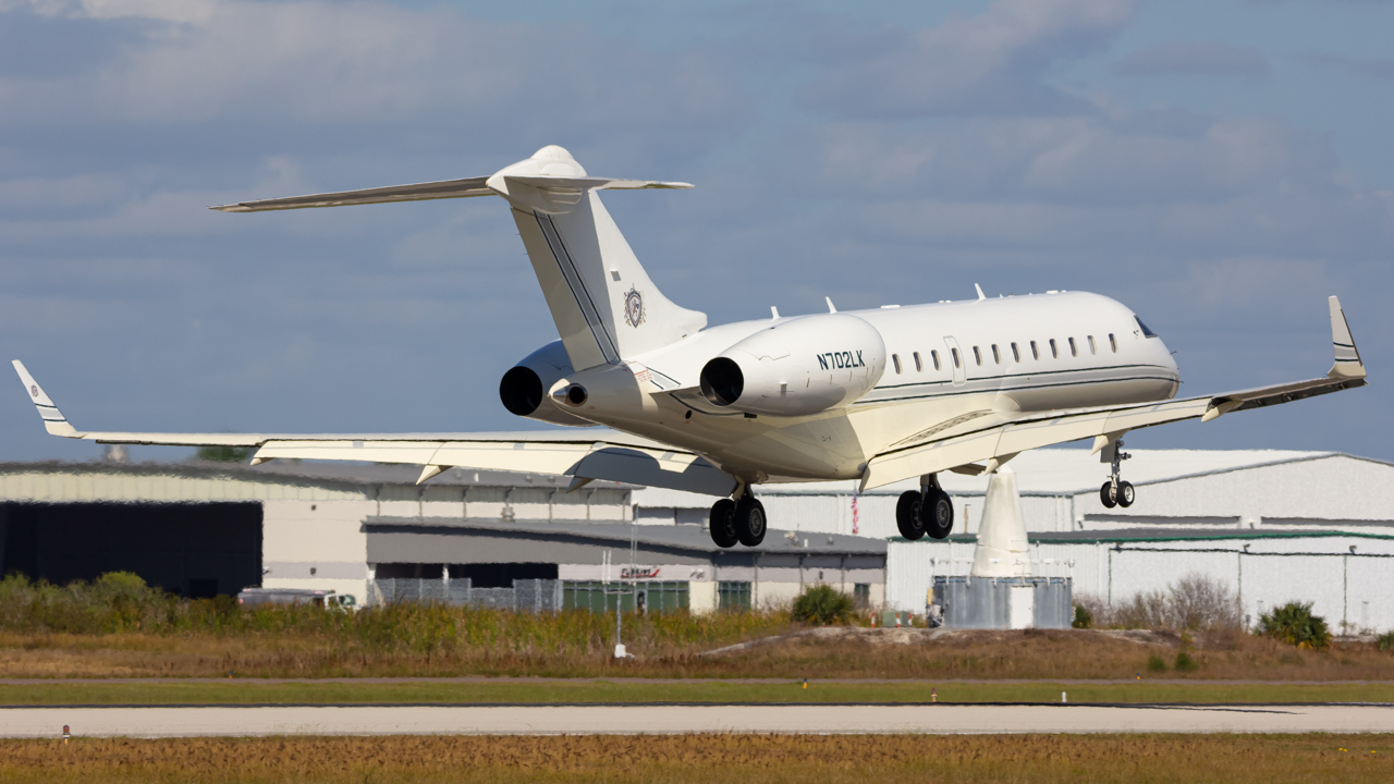 Full size: PRIVATE Bombardier Global 5000 N702LK at Naples Municipal Airport