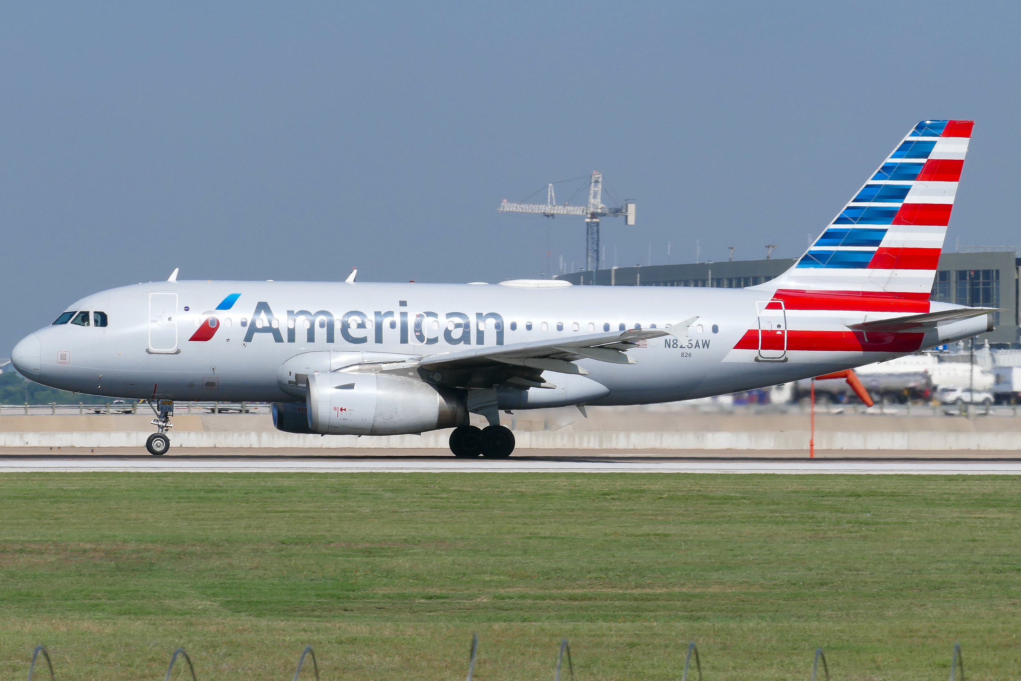 Full size: American Airlines Airbus A319 N826AW at Austin-Bergstrom International Airport