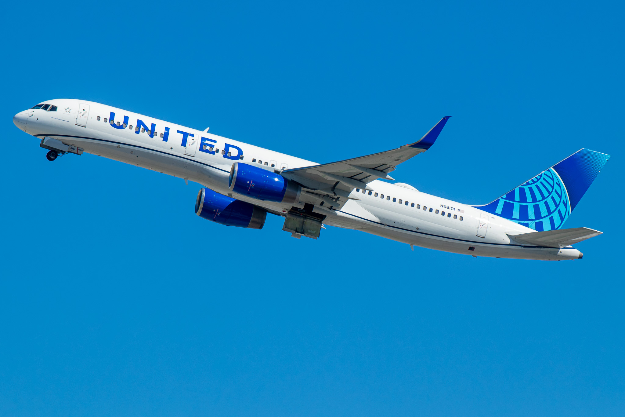 Full size: United Airlines Boeing 757-200 N58101 at Los Angeles International Airport