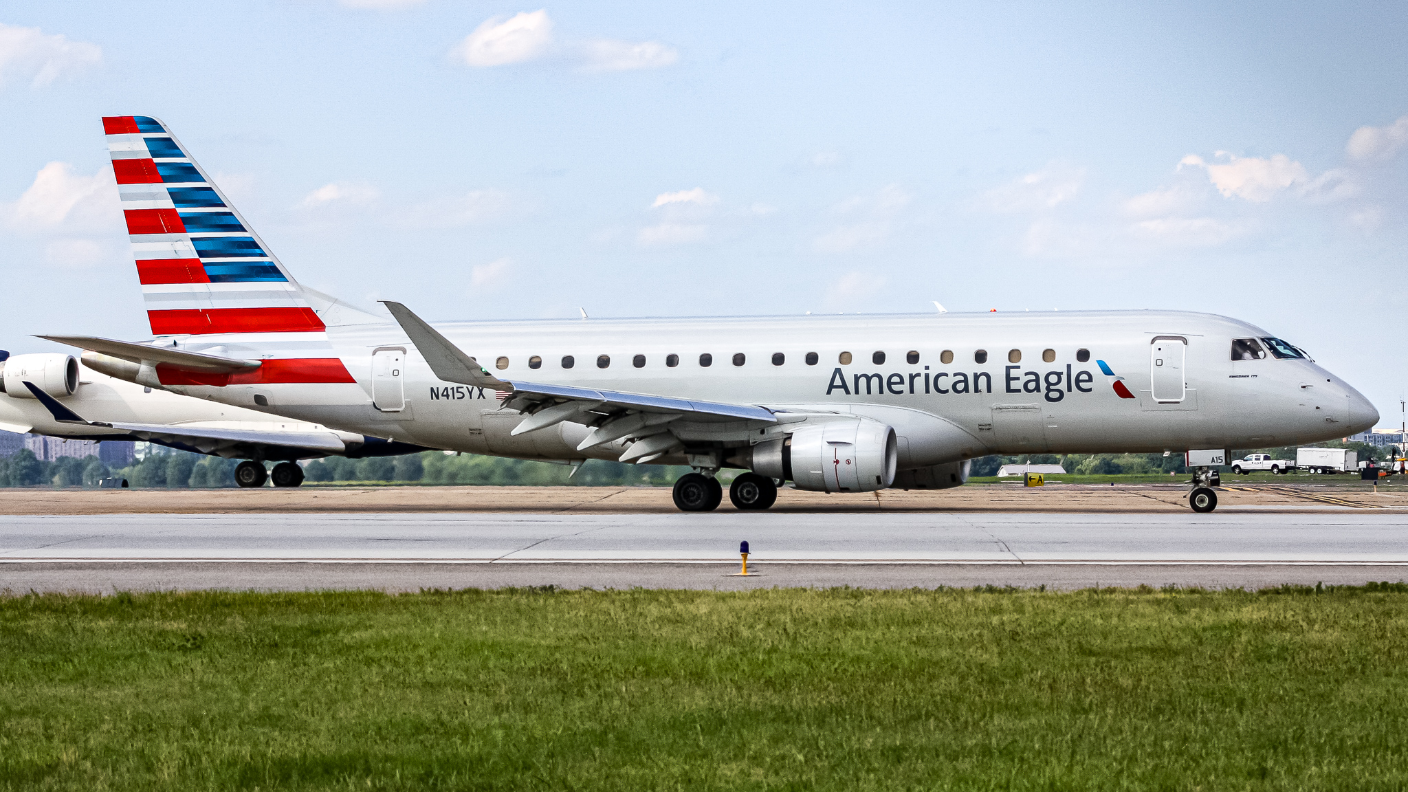 Full size: American Eagle Embraer E175 N415YX at Ronald Reagan National Airport