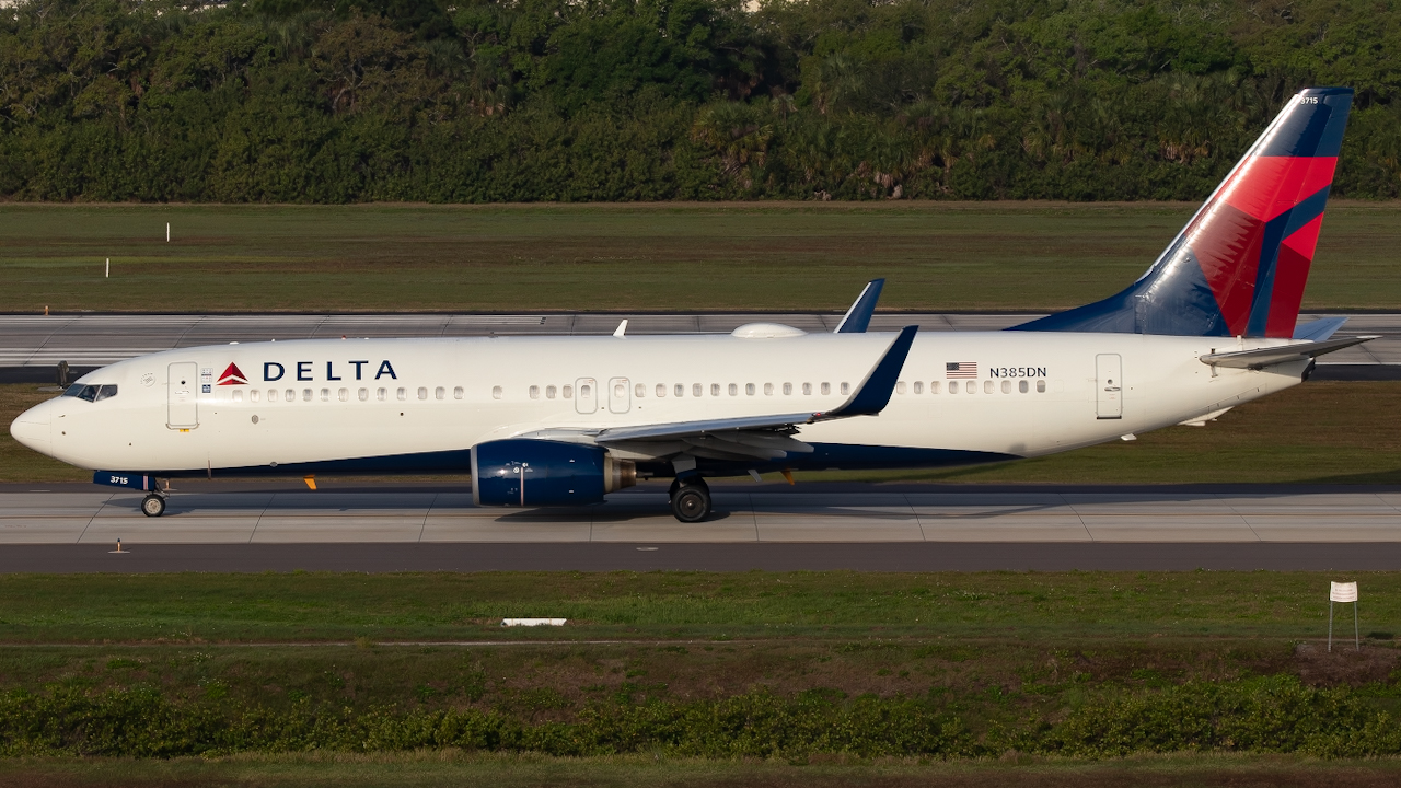 Full size: Delta Airlines Boeing 737-800 N385DN  at Tampa International Airport