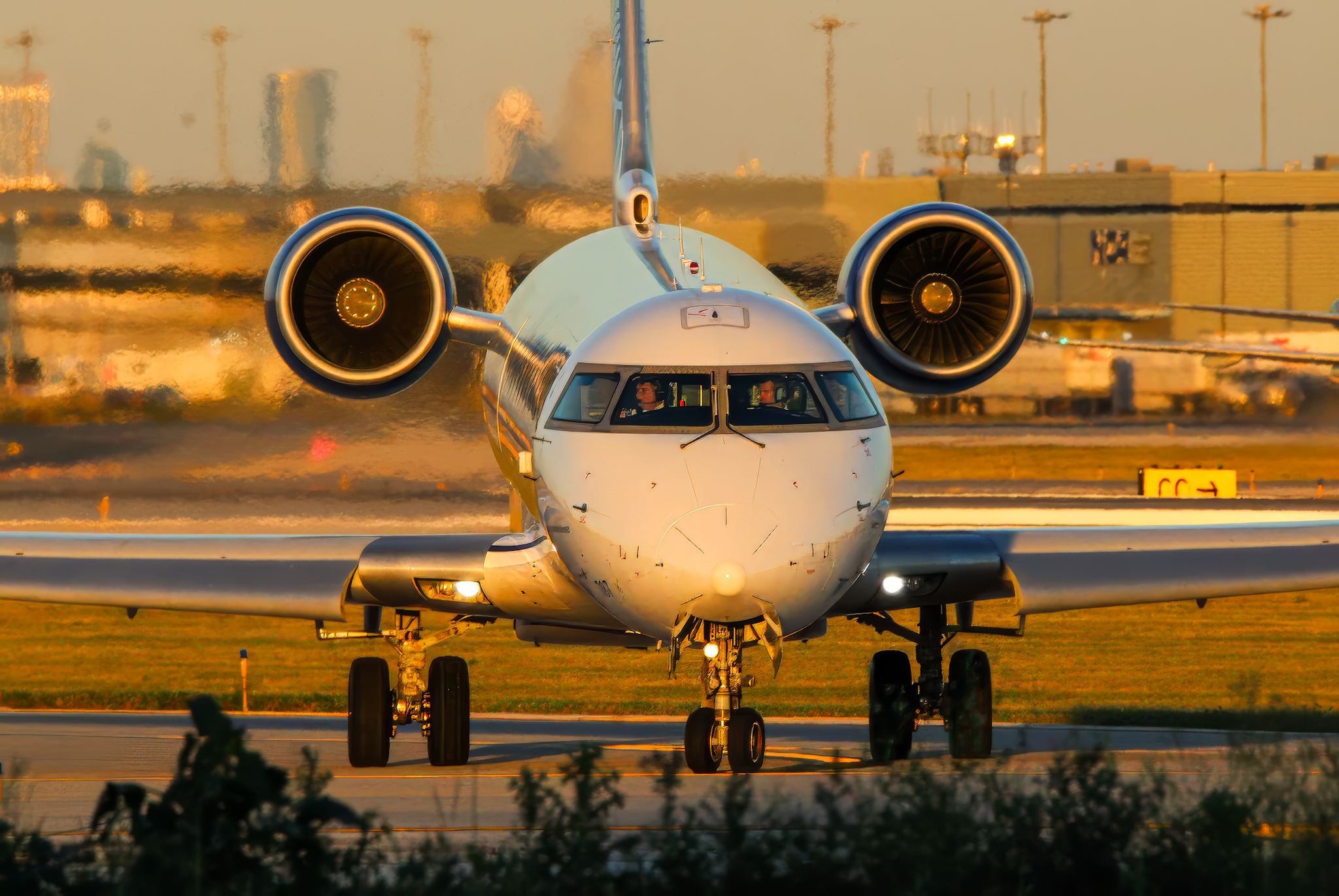 Full size: United Express Mitsubishi CRJ-700 N787SK at Chicago O'Hare International Airport
