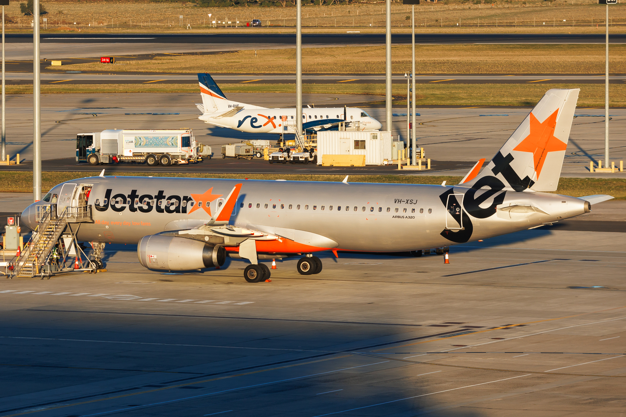 Full size: Jetstar Airways Airbus A320 VH-XSJ at Melbourne Airport