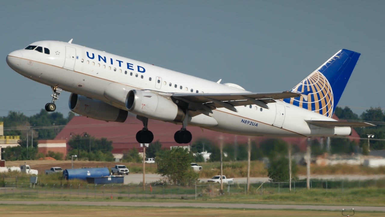 Full size: United Airlines Airbus A319 N892UA at Will Rogers World Airport