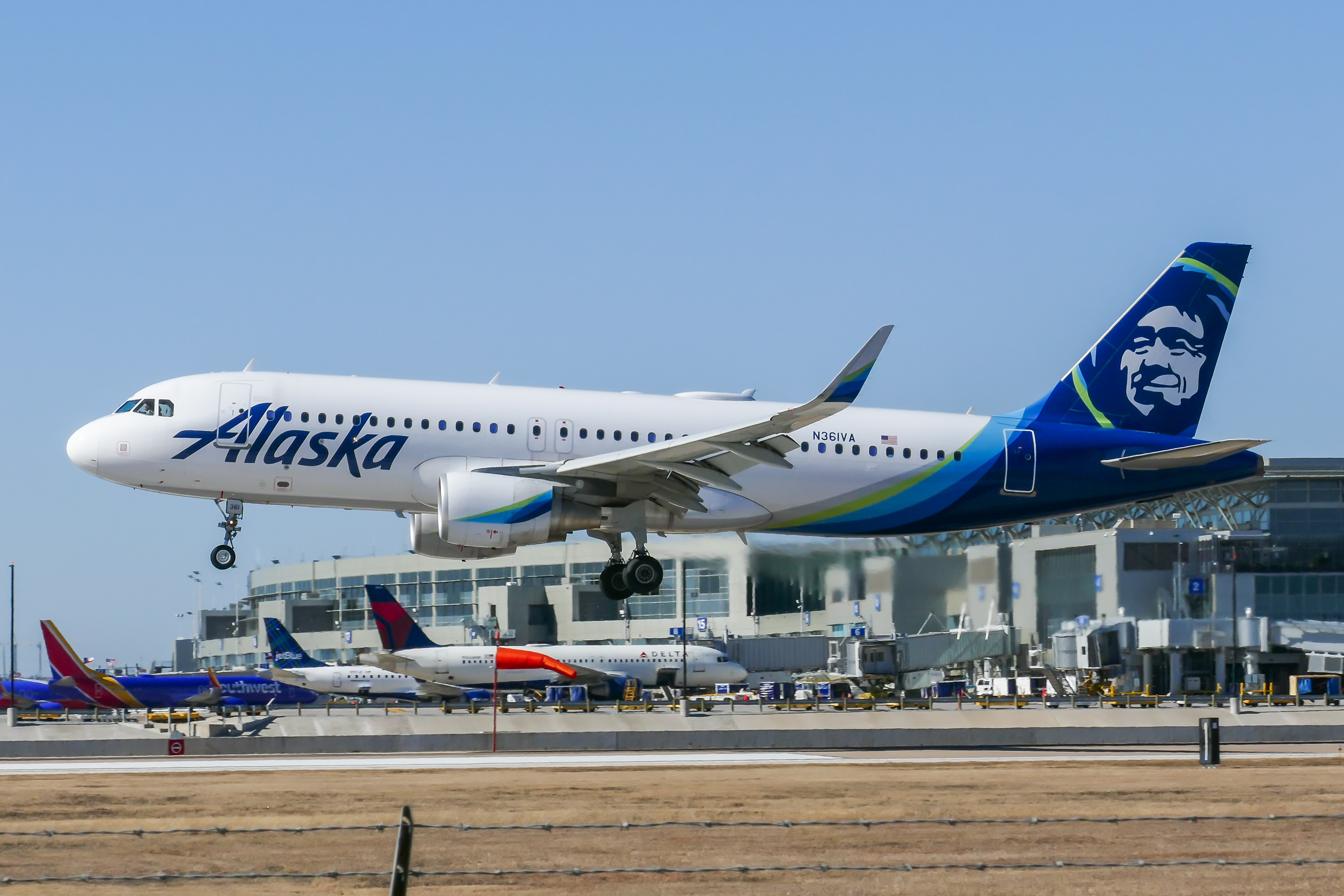 Full size: Alaska Airlines Airbus A320 N361VA at Austin-Bergstrom International Airport