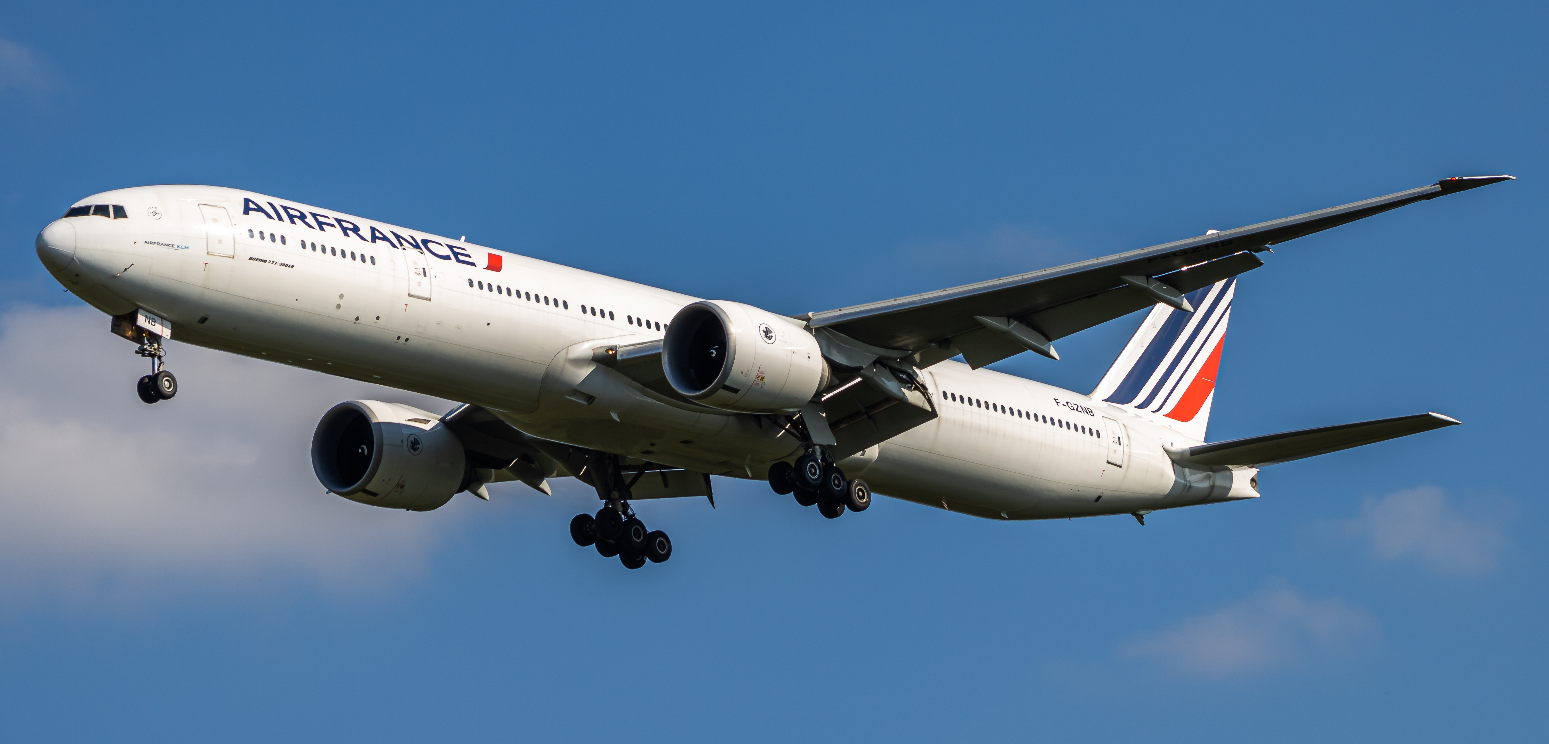 Full size: Air France Boeing 777-300ER F-GZNB at Washington Dulles International Airport