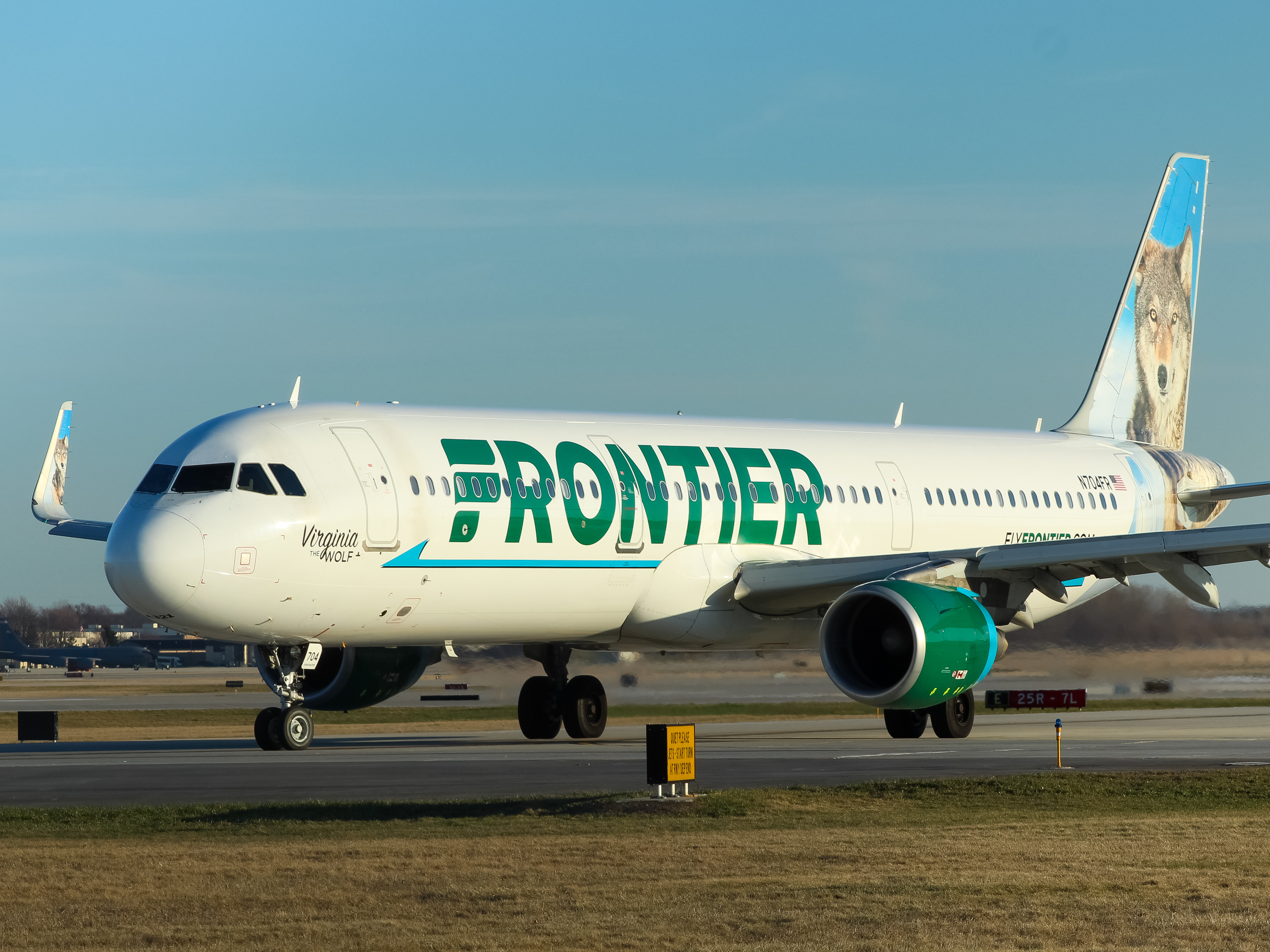 Full size: Frontier Airlines Airbus A321-200 N704FR at General Mitchell International Airport