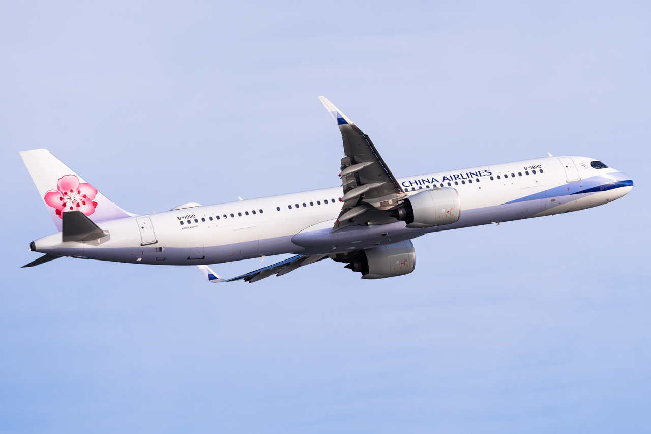 Full size: China Airlines Airbus A321NEO B-18110 at Hong Kong International Airport