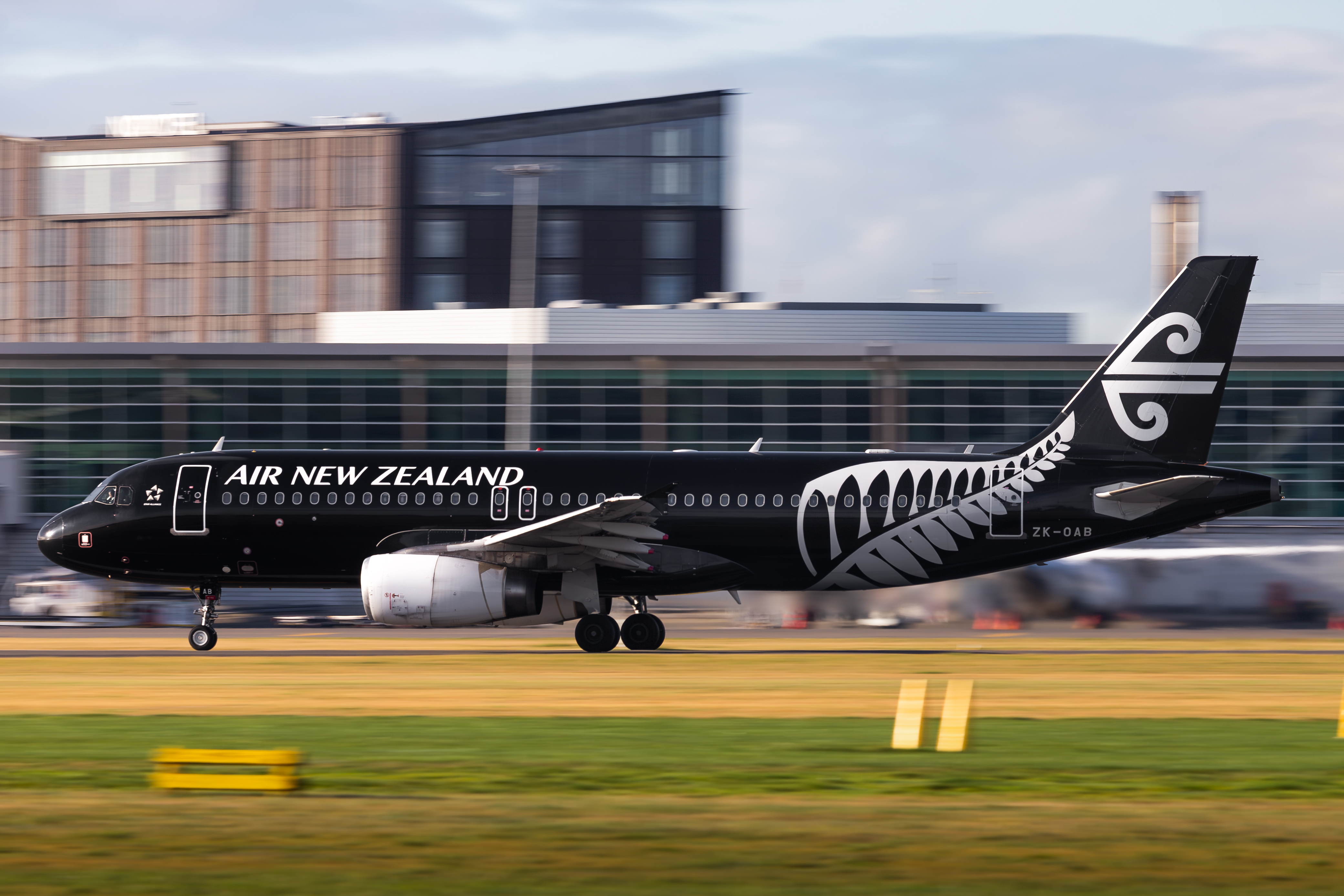 Full size: Air New Zealand Airbus A320 ZK-OAB at Christchurch International Airport