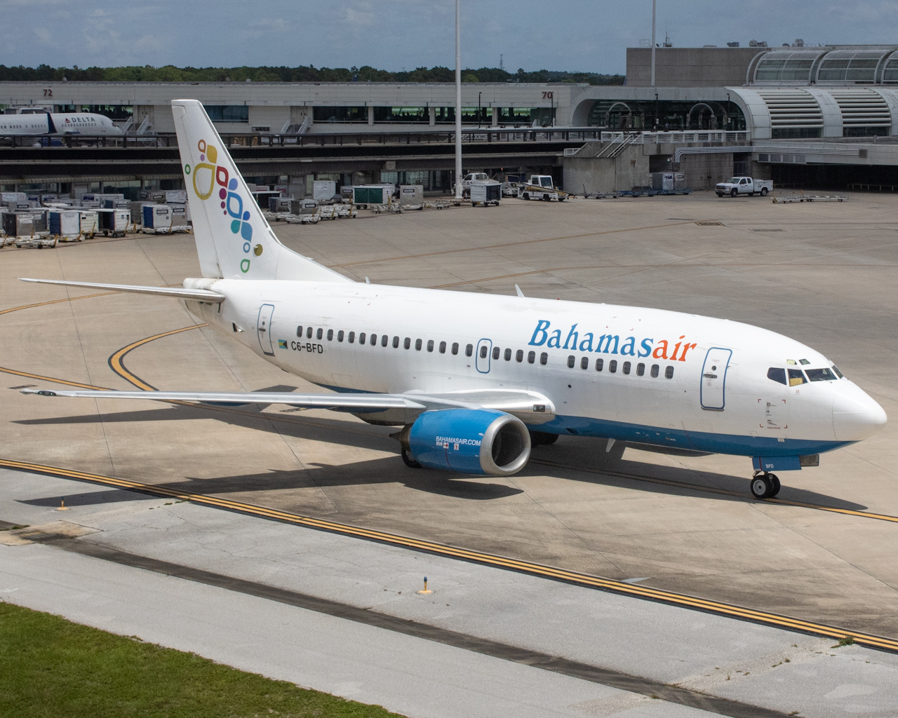 Full size: Bahamasair Boeing 737-500 C6-BFD at Orlando International Airport