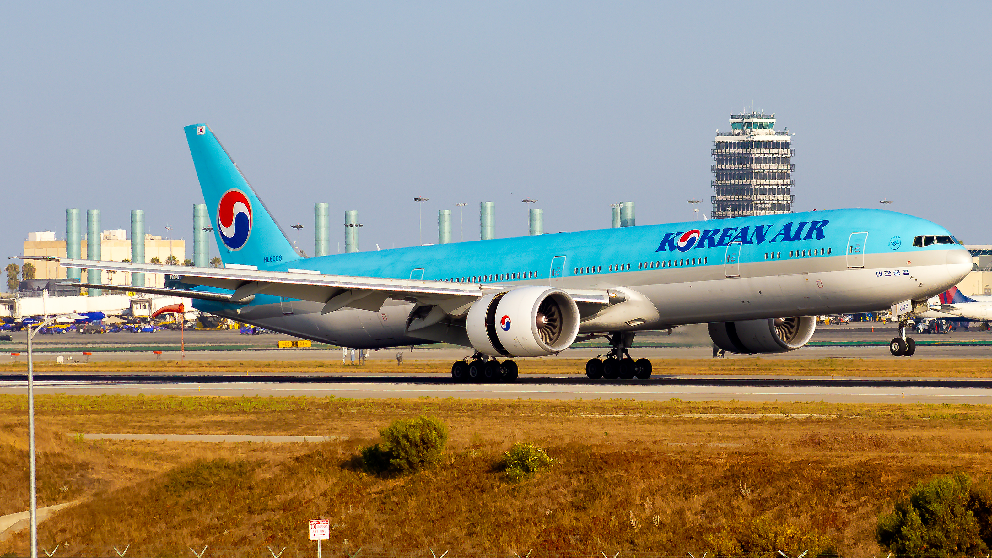 Full size: Korean Air Boeing 777-300ER HL8009 at Los Angeles International Airport