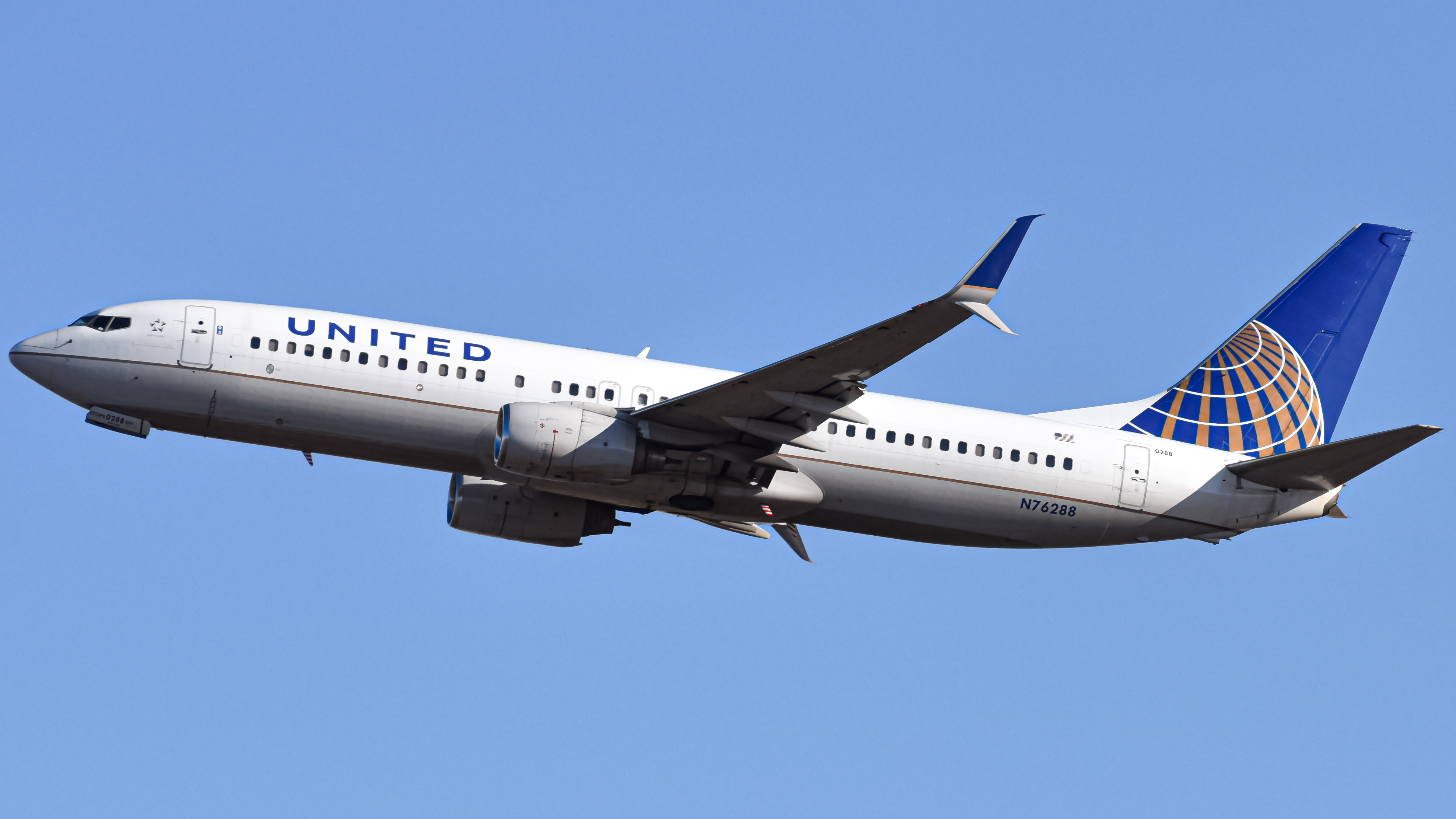 Full size: United Airlines Boeing 737-800 N76288 at Denver International Airport