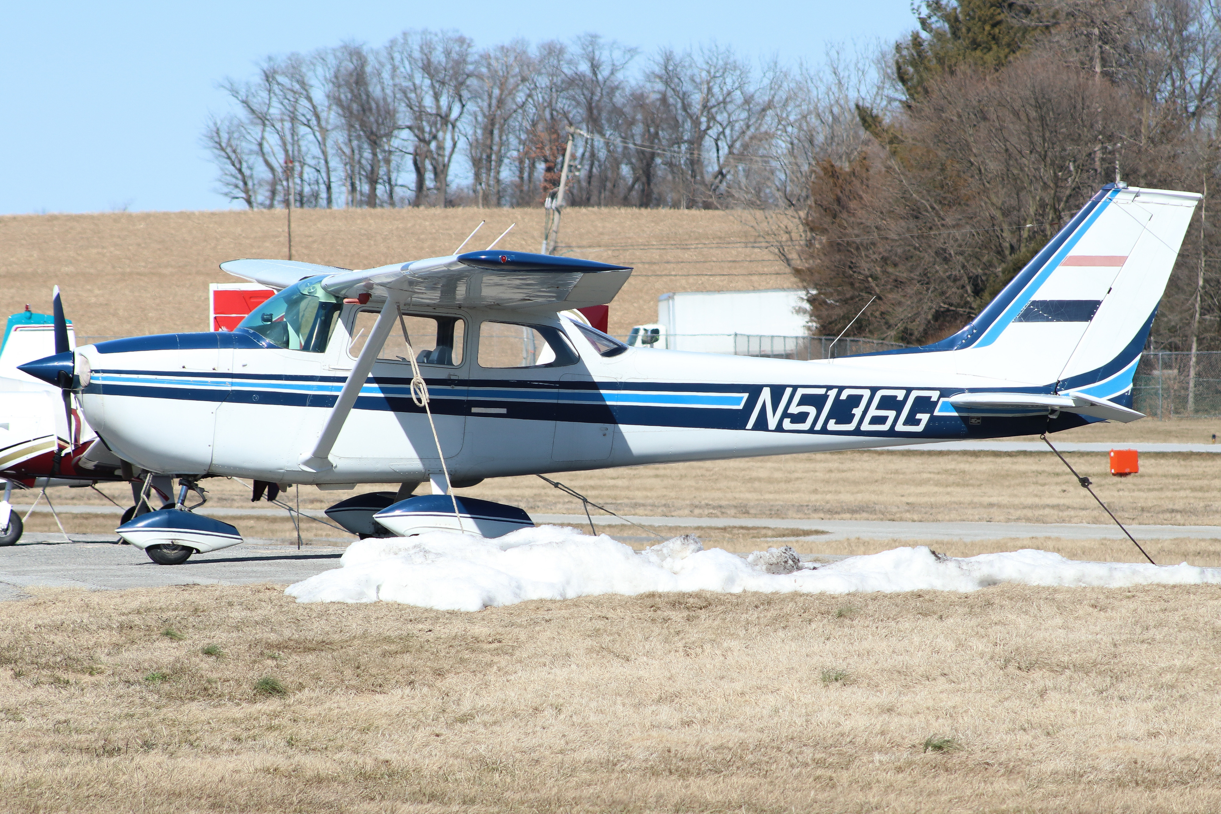 Full size: PRIVATE Cessna 172 N5136G at York Airport