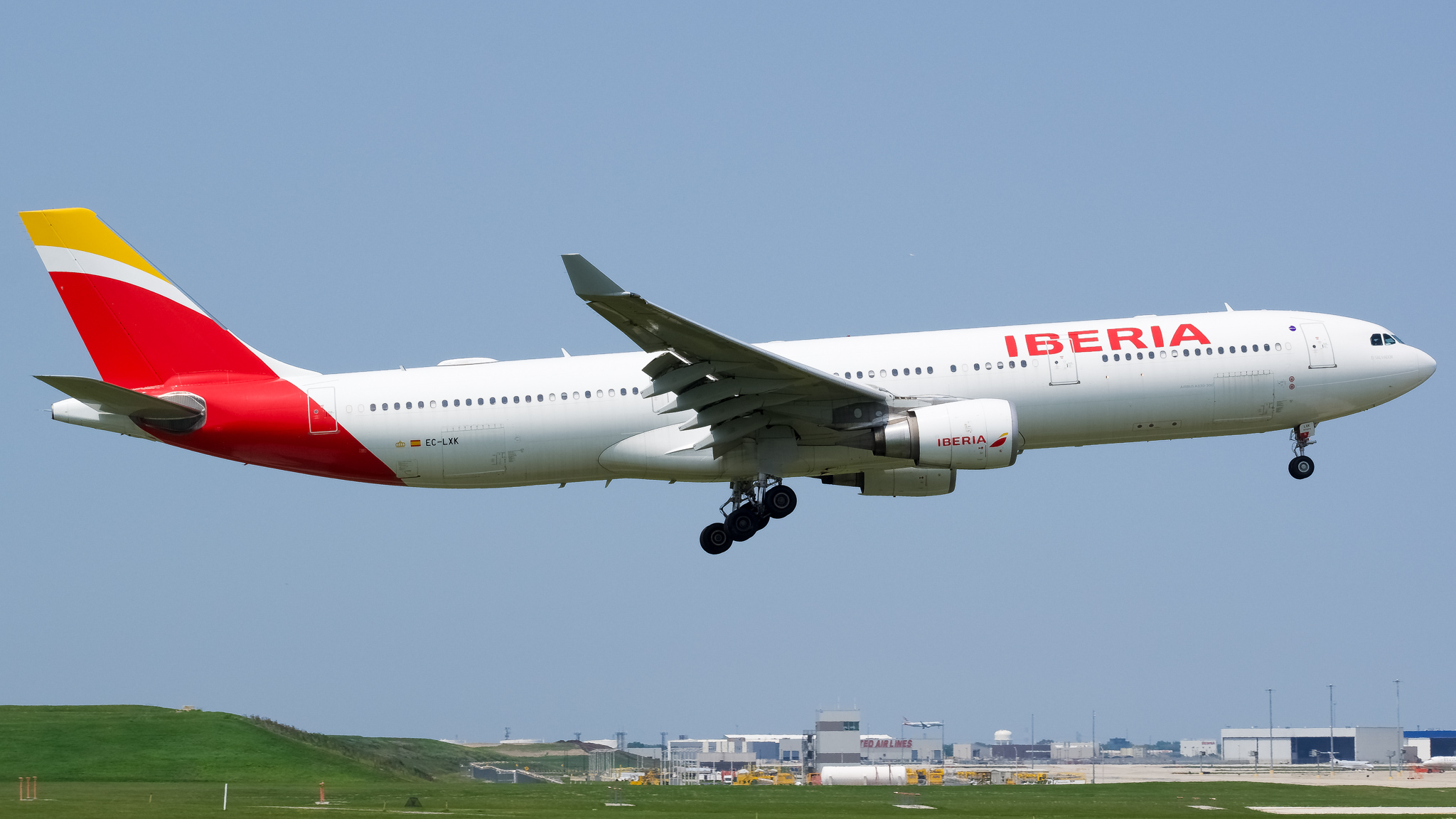 Full size: Iberia Airbus A330-300 EC-LXK at Chicago O'Hare International Airport