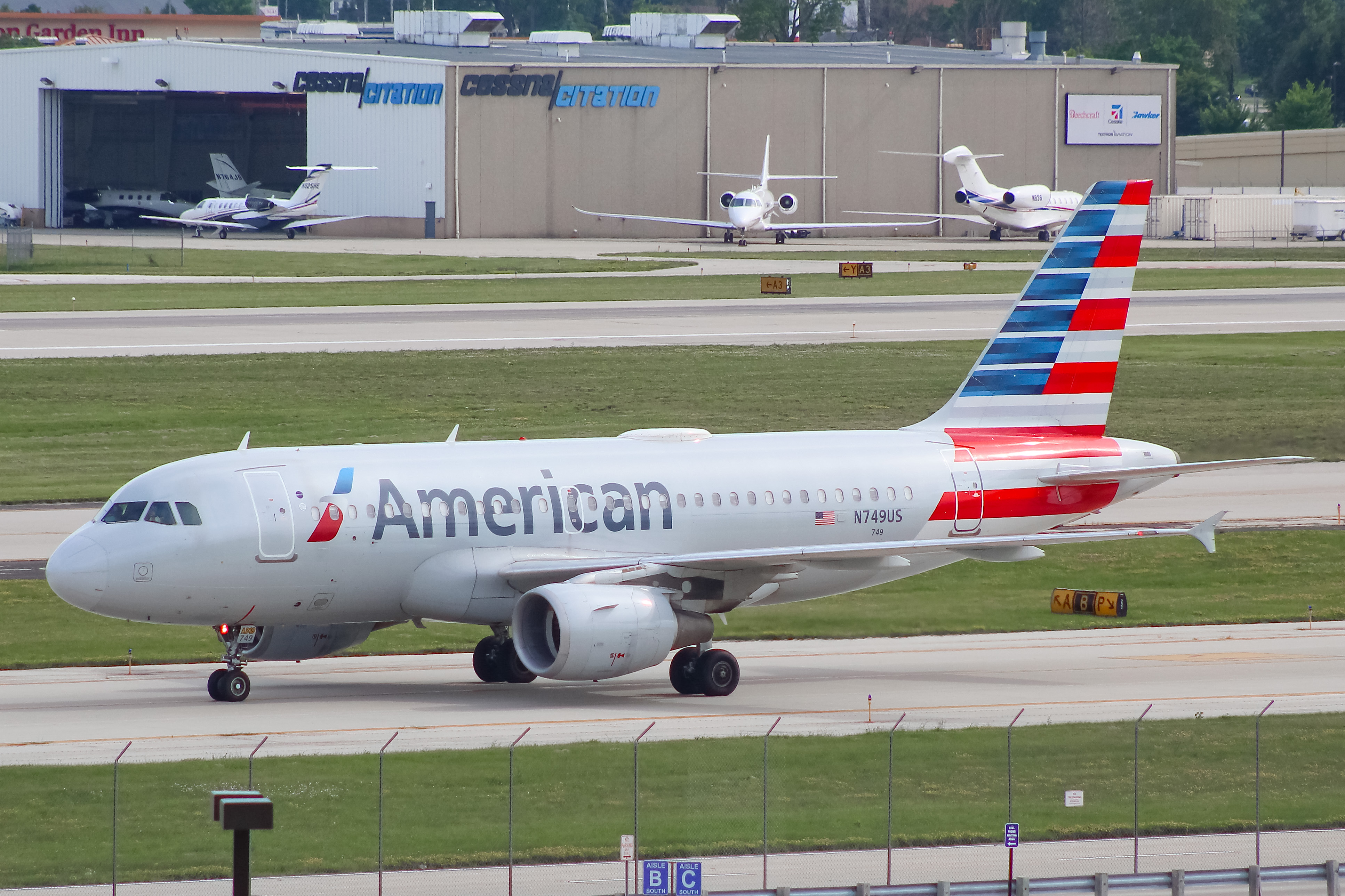 Full size: American Airlines Airbus A319 N749US at General Mitchell International Airport