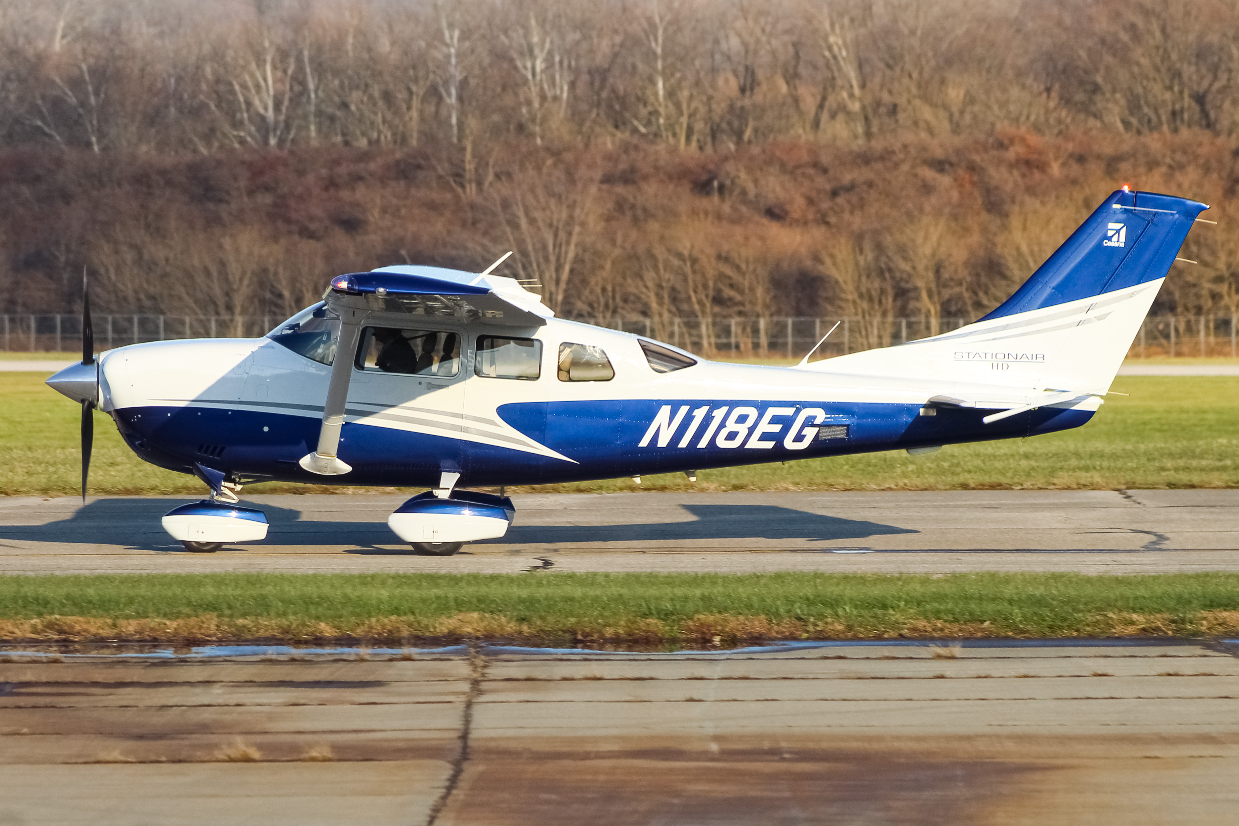 Full size: Private  Cessna T206 N118EG at Cincinnati Municipal Airport/Lunken Field