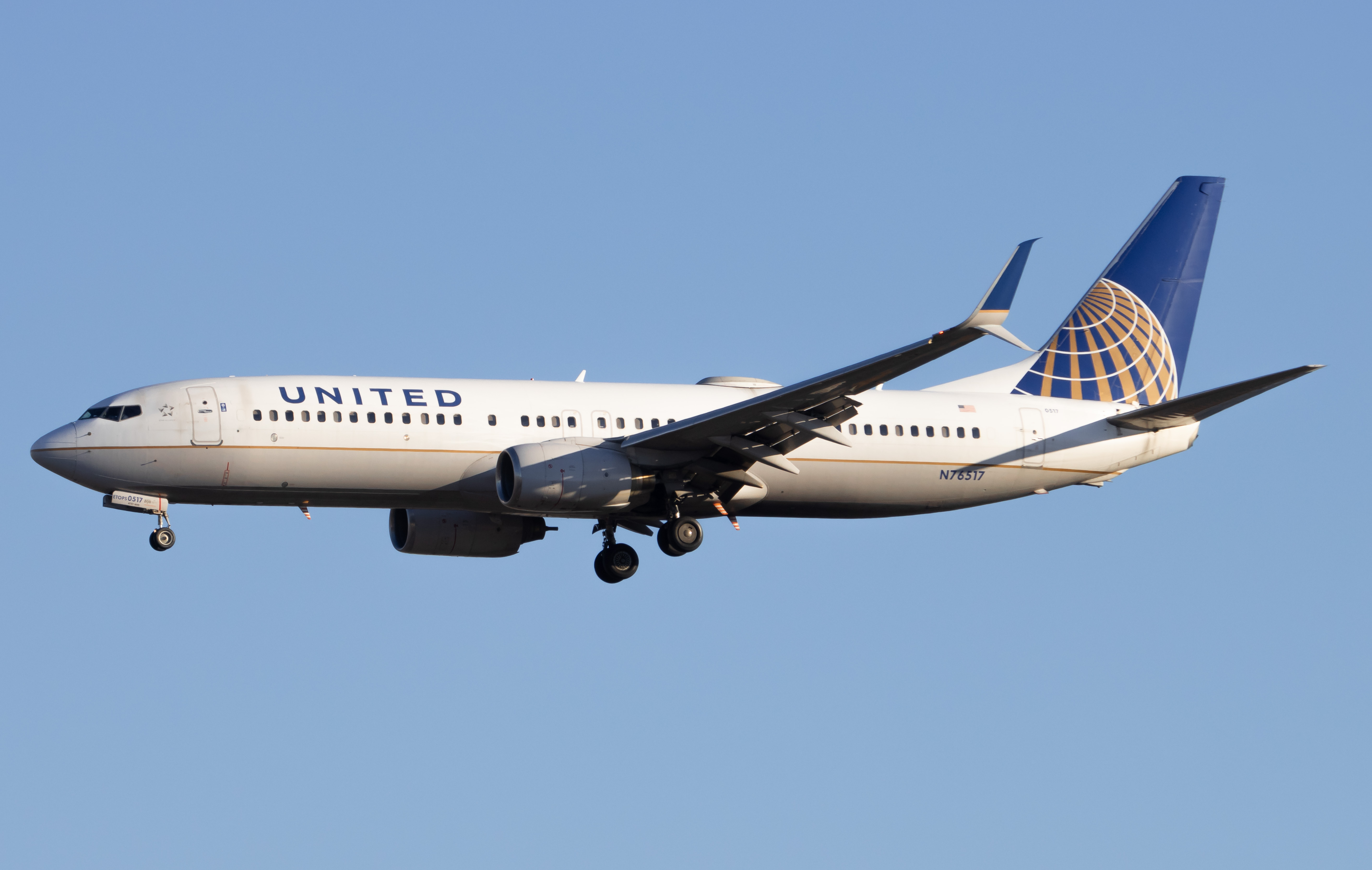 Full size: United Airlines Boeing 737-800 N76517 at Newark Liberty International Airport