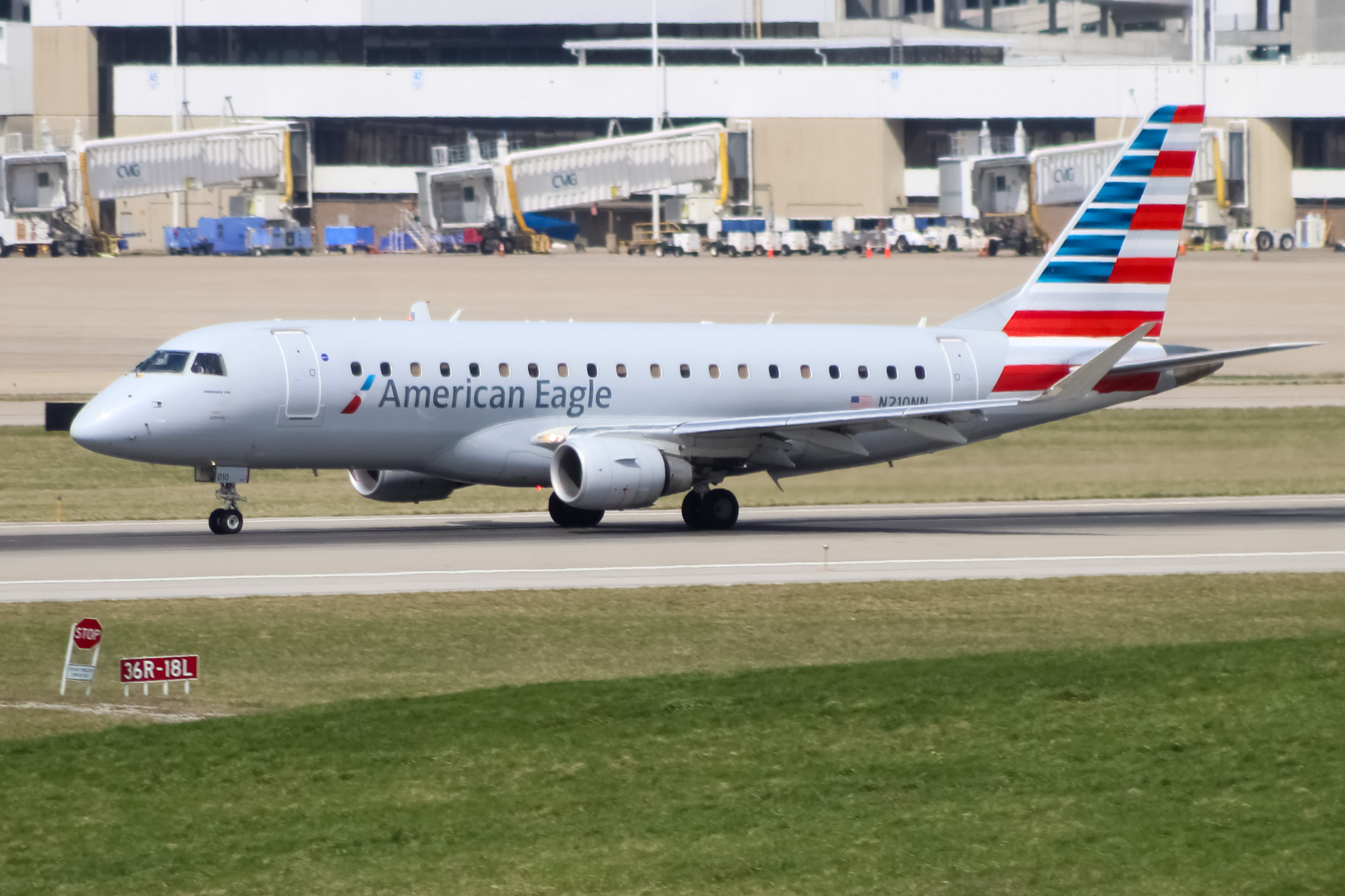 Full size: American Eagle Embraer E175 N210NN at Cincinnati/Northern Kentucky International Airport