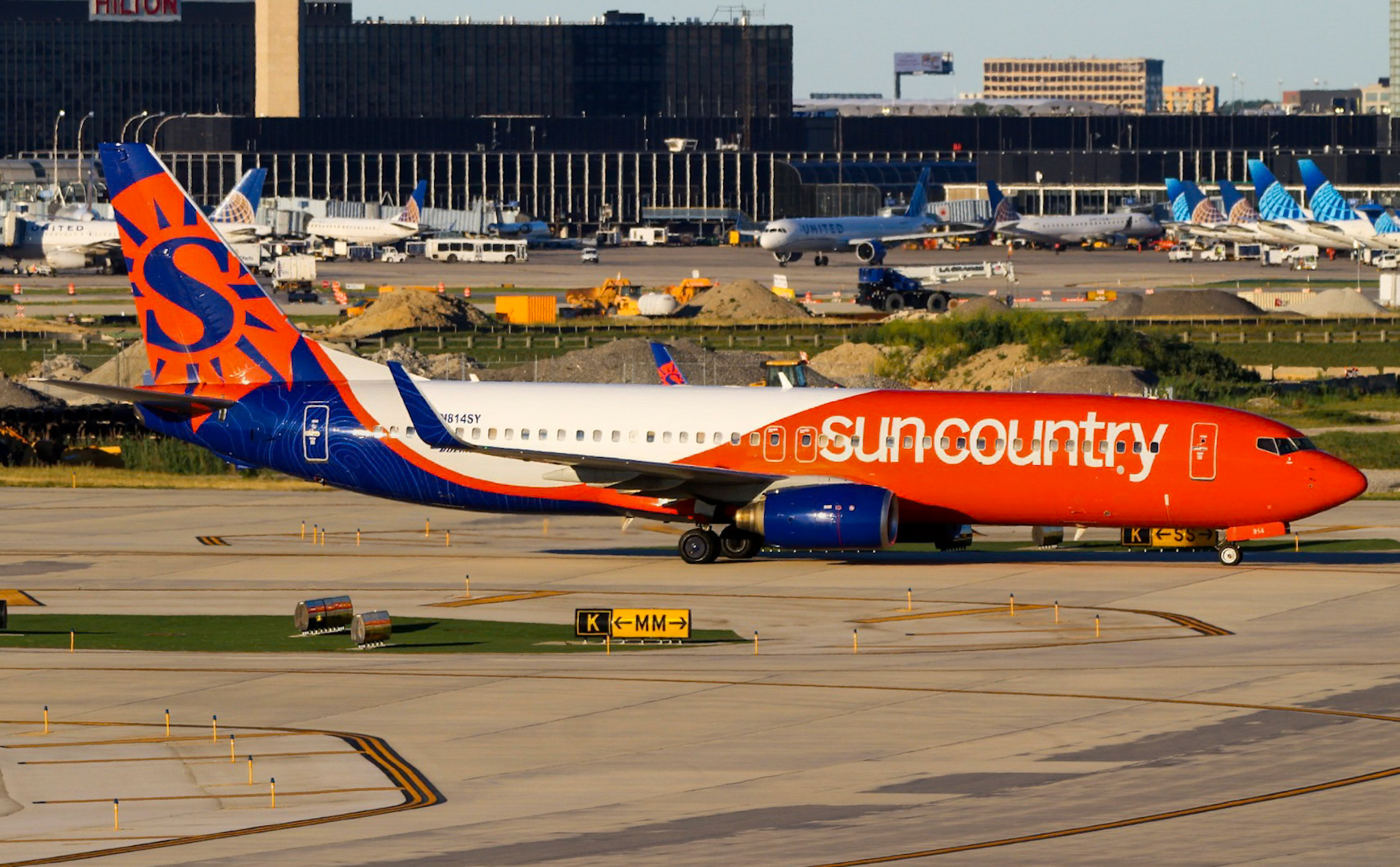 Full size: Sun Country Airlines Boeing 737-800 N814SY at Chicago O'Hare International Airport