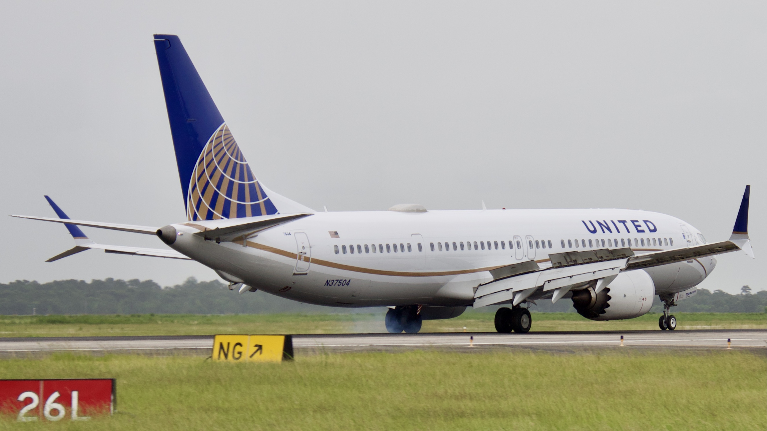 Full size: United Airlines Boeing 737 MAX 9 N37504 at Houston-George Bush Intercontinental Airport