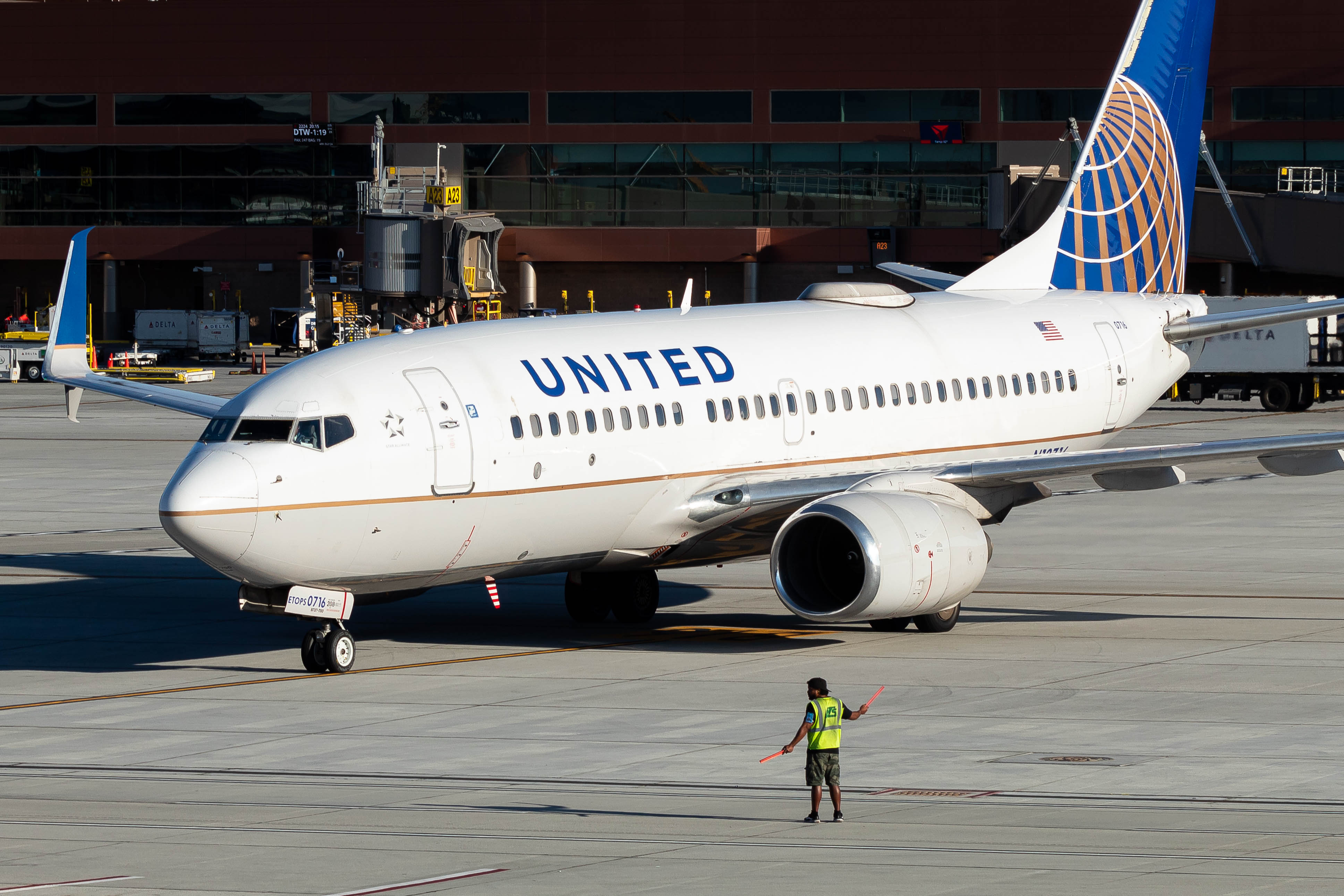 Full size: United Airlines Boeing 737-700 N13716 at Salt Lake City International Airport