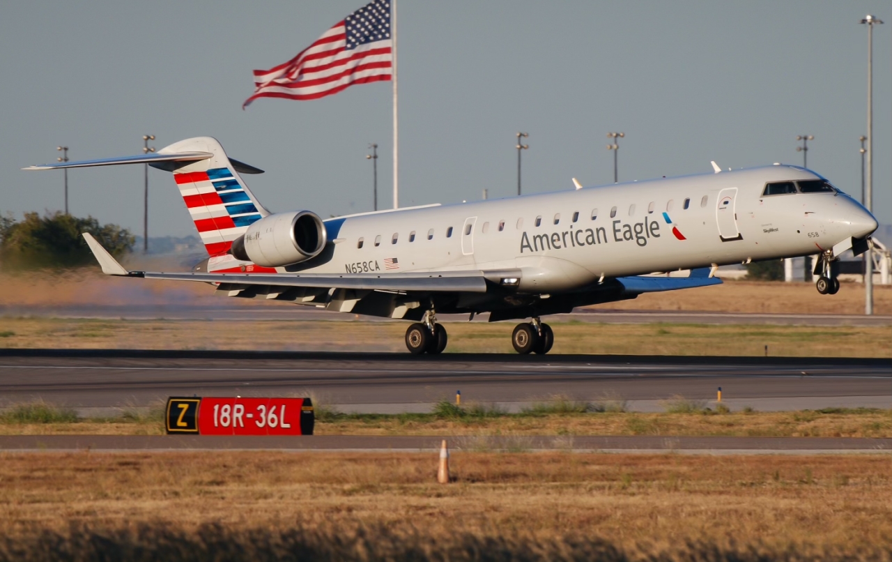 Full size: SkyWest Airlines Mitsubishi CRJ-700 N658CA at Dallas-Fort Worth International Airport