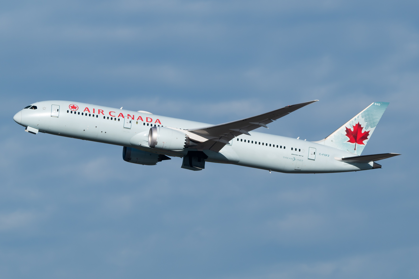 Full size: Air Canada Boeing 787-9 C-FGDZ at Munich International Airport