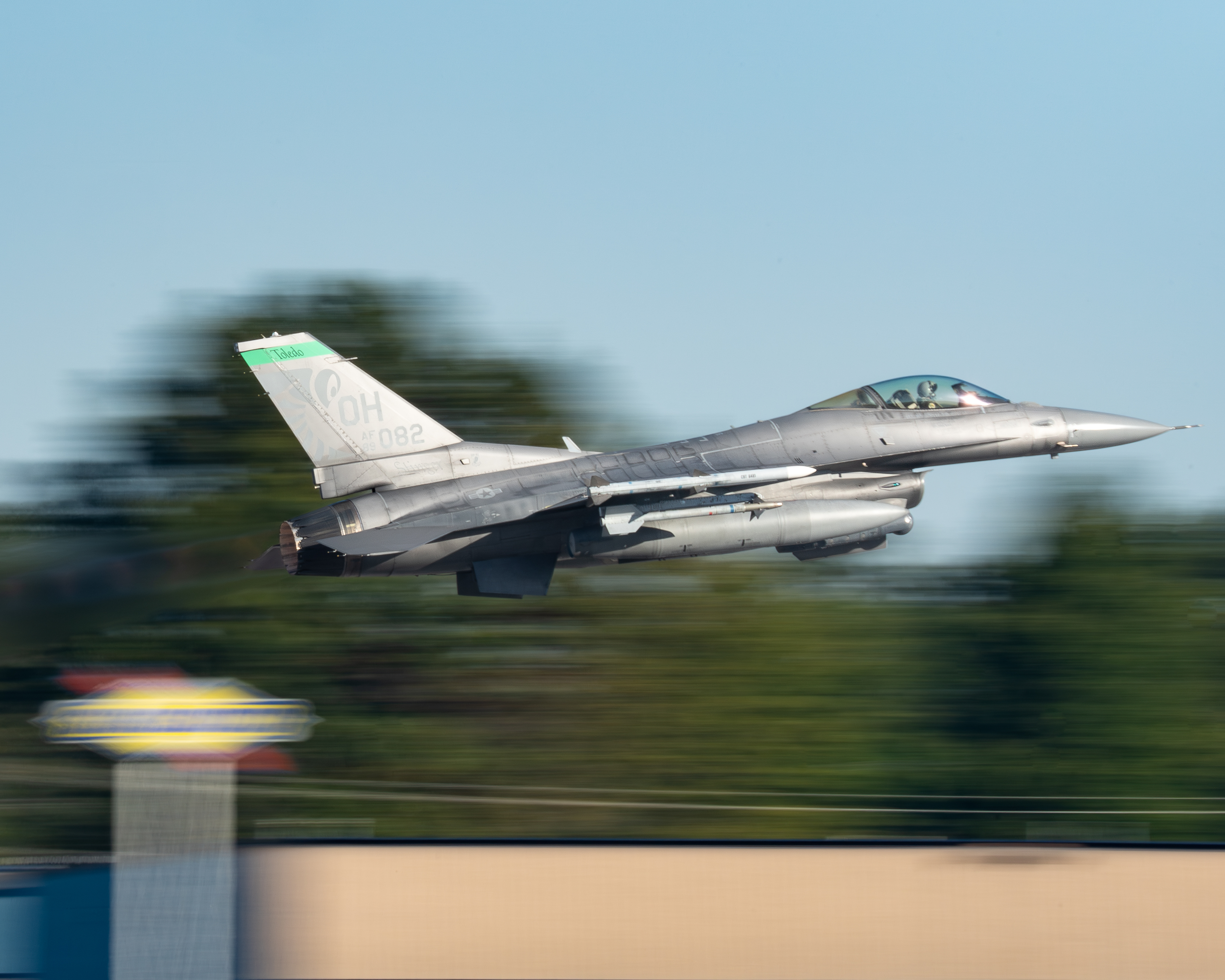Full size: USAF - United States Air Force General Dynamics F-16 Fighting Falcon 89-2082 at Toledo Express Airport
