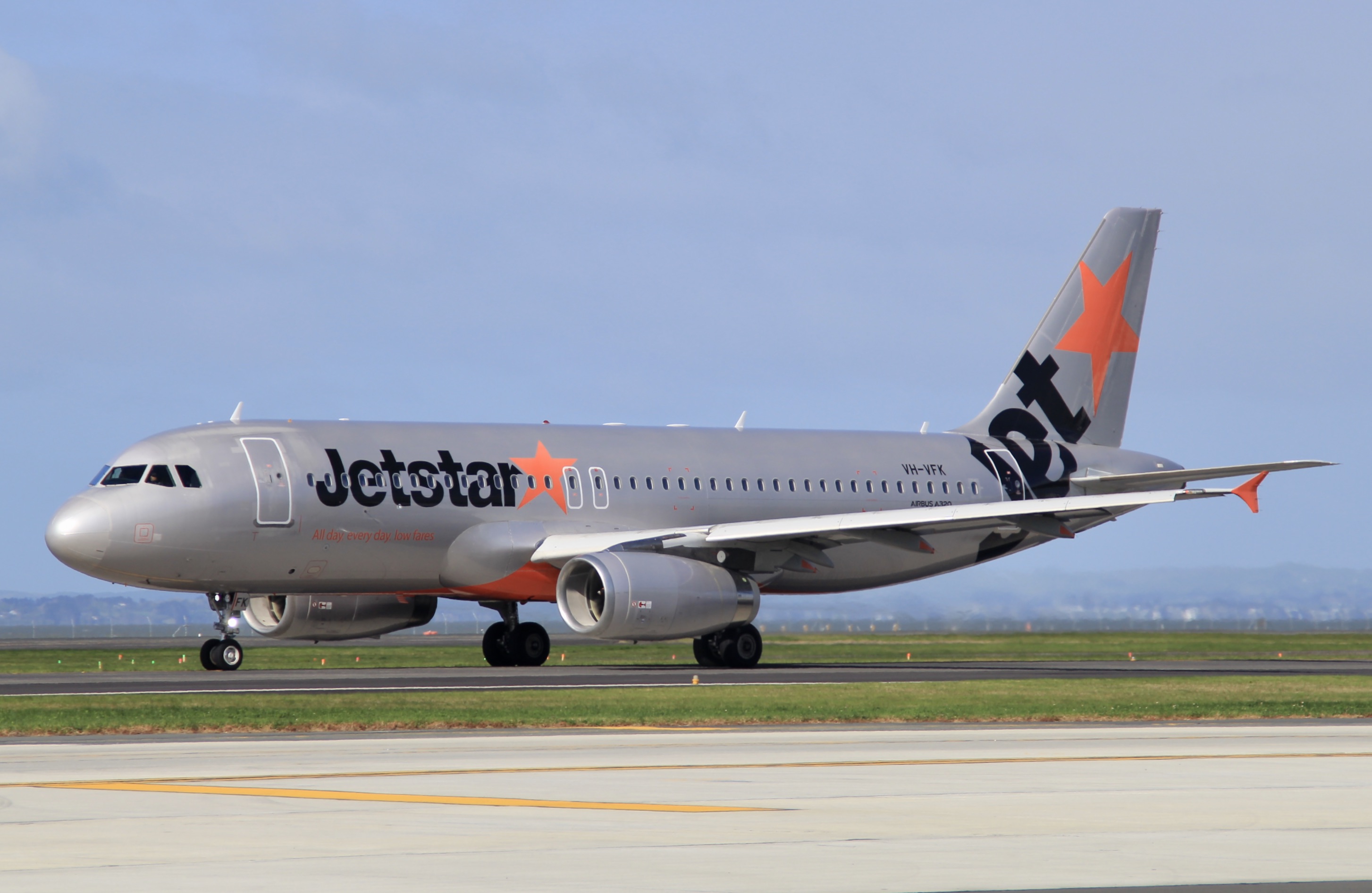 Full size: JetStar Airways Airbus A320 VH-VFK at Auckland International Airport
