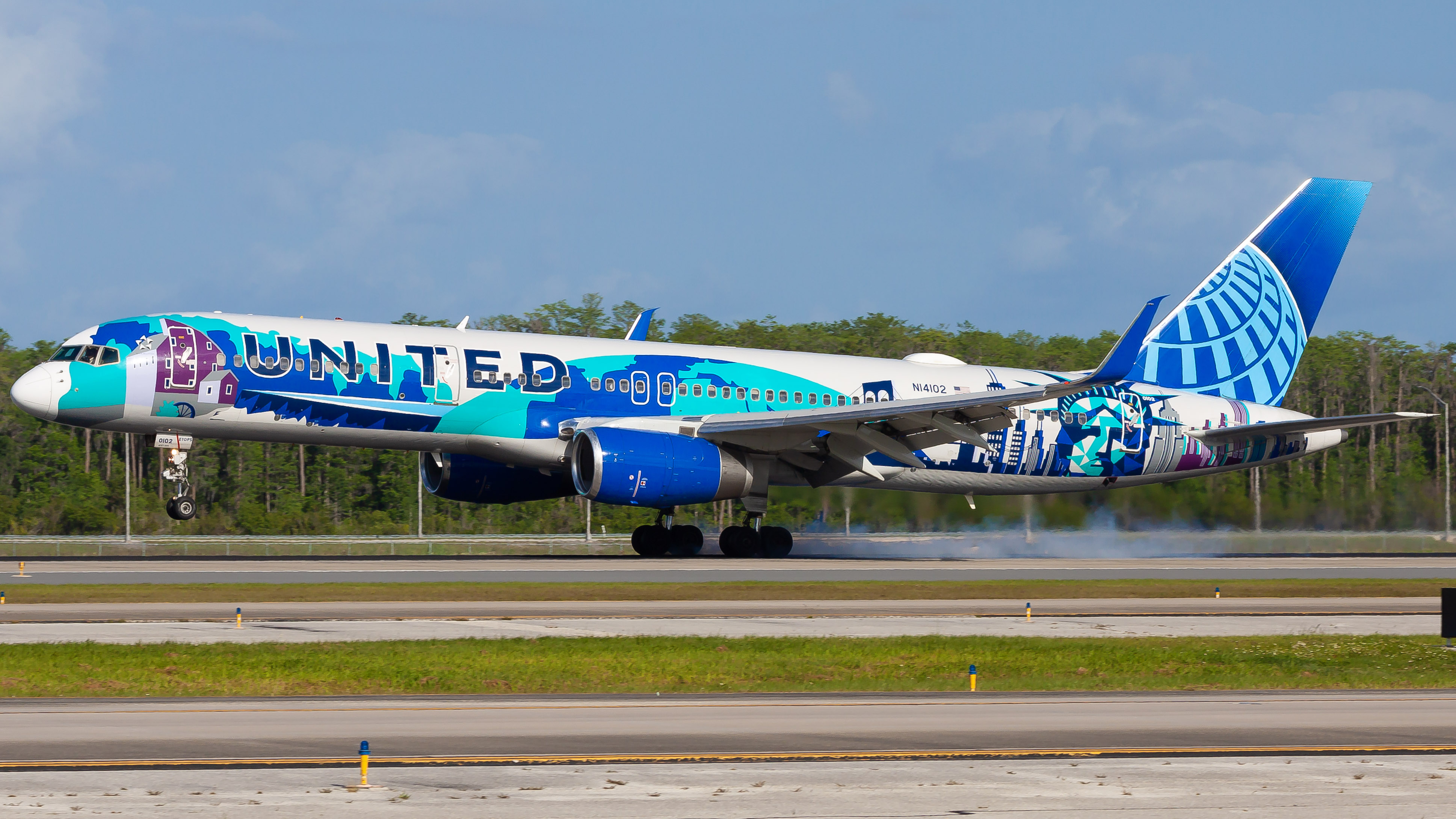 Full size: United Airlines Boeing 757-200 N14102 at Orlando International Airport
