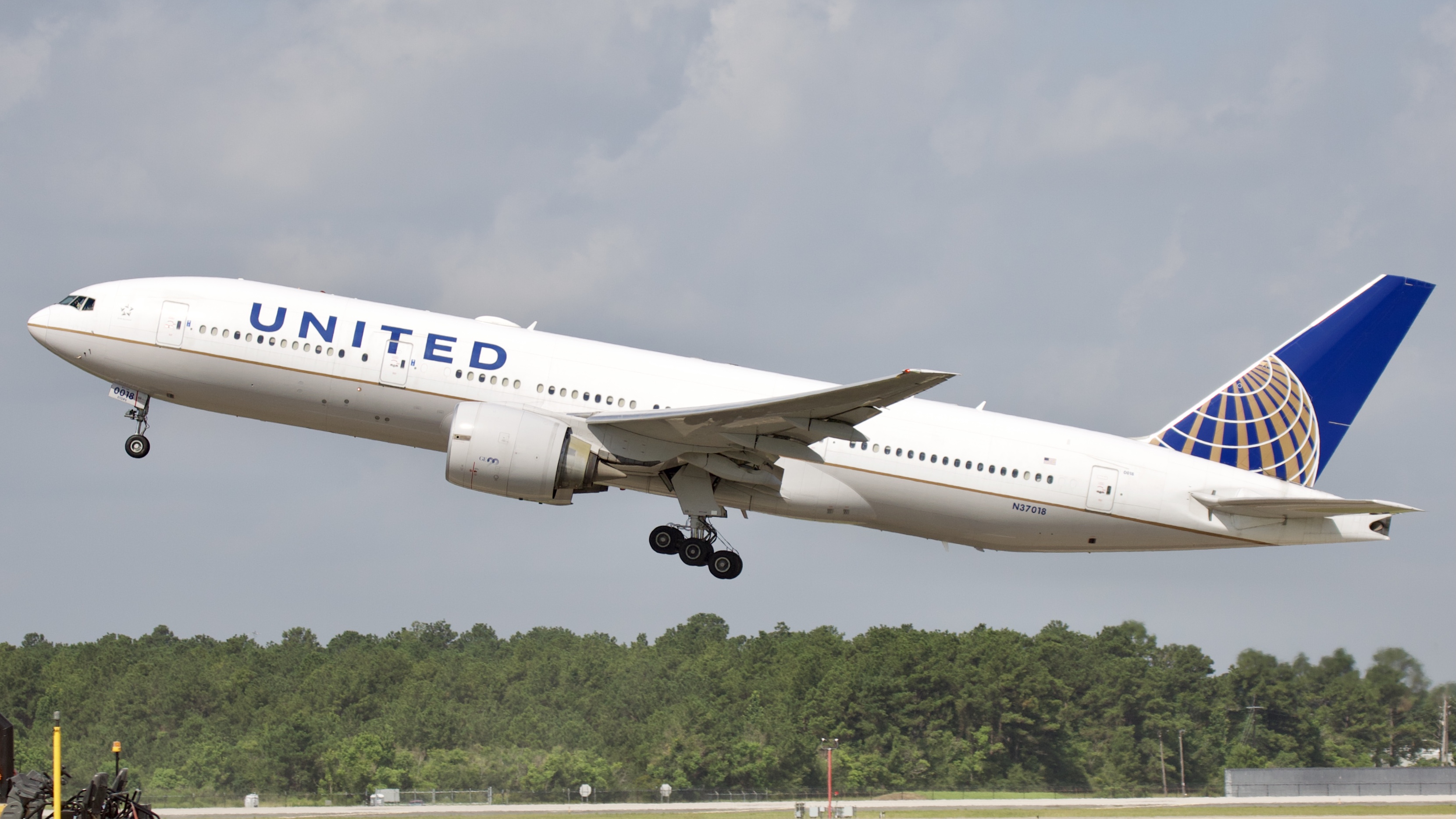 Full size: United Airlines Boeing 777-200ER N37018 at Houston-George Bush Intercontinental Airport