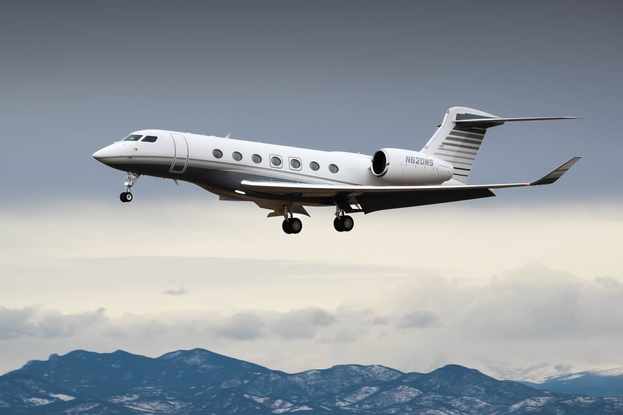 Full size: PRIVATE Gulfstream G600 N620MS at Centennial Airport