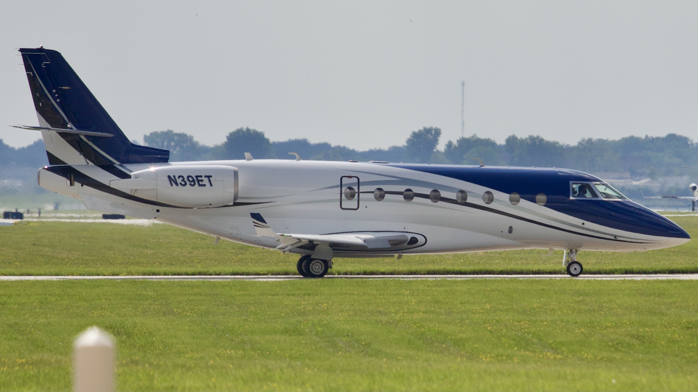 Full size: PRIVATE Gulfstream G200 N39ET at John Glenn Columbus International Airport