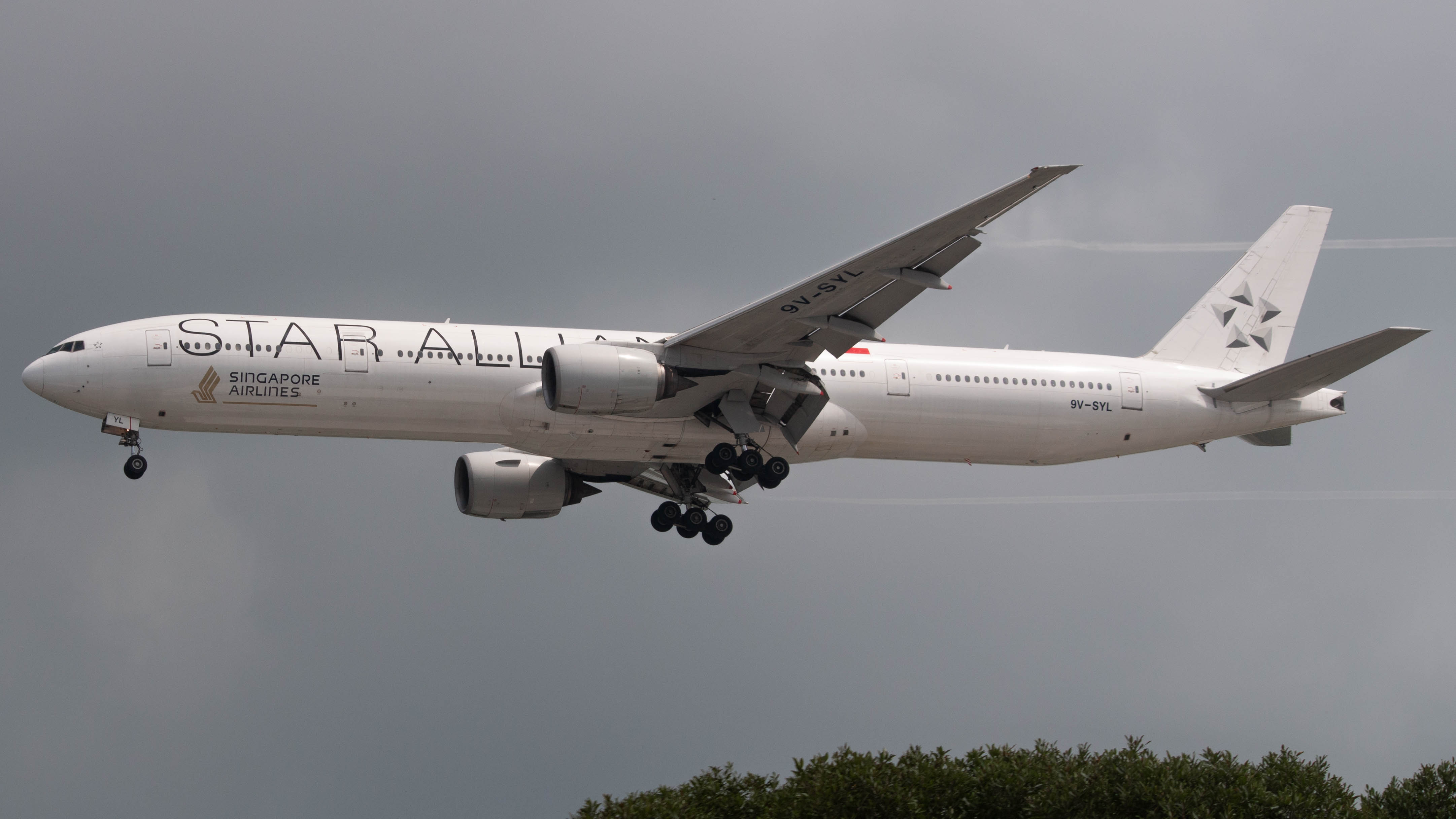 Full size: Singapore Airlines Boeing 777-300 9V-SYL at Singapore-Changi Airport
