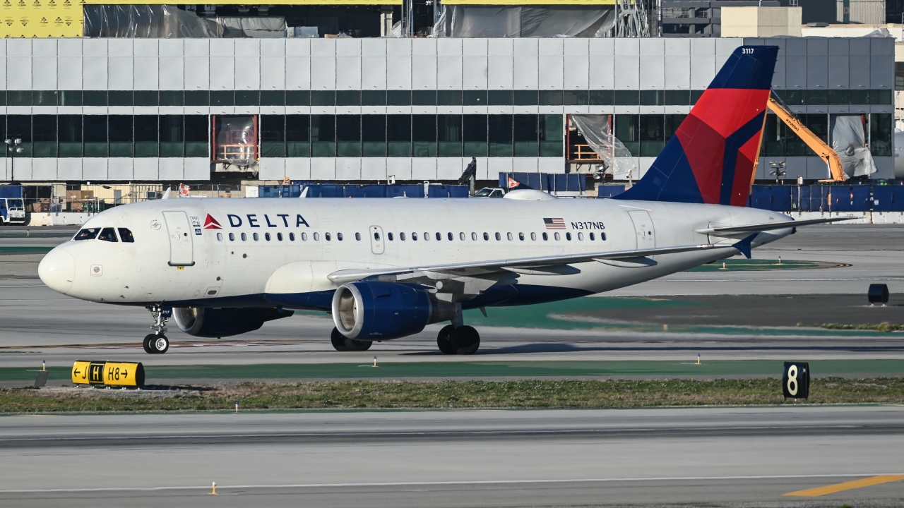 Full size: Delta Airlines Airbus A319 N317NB at Los Angeles International Airport