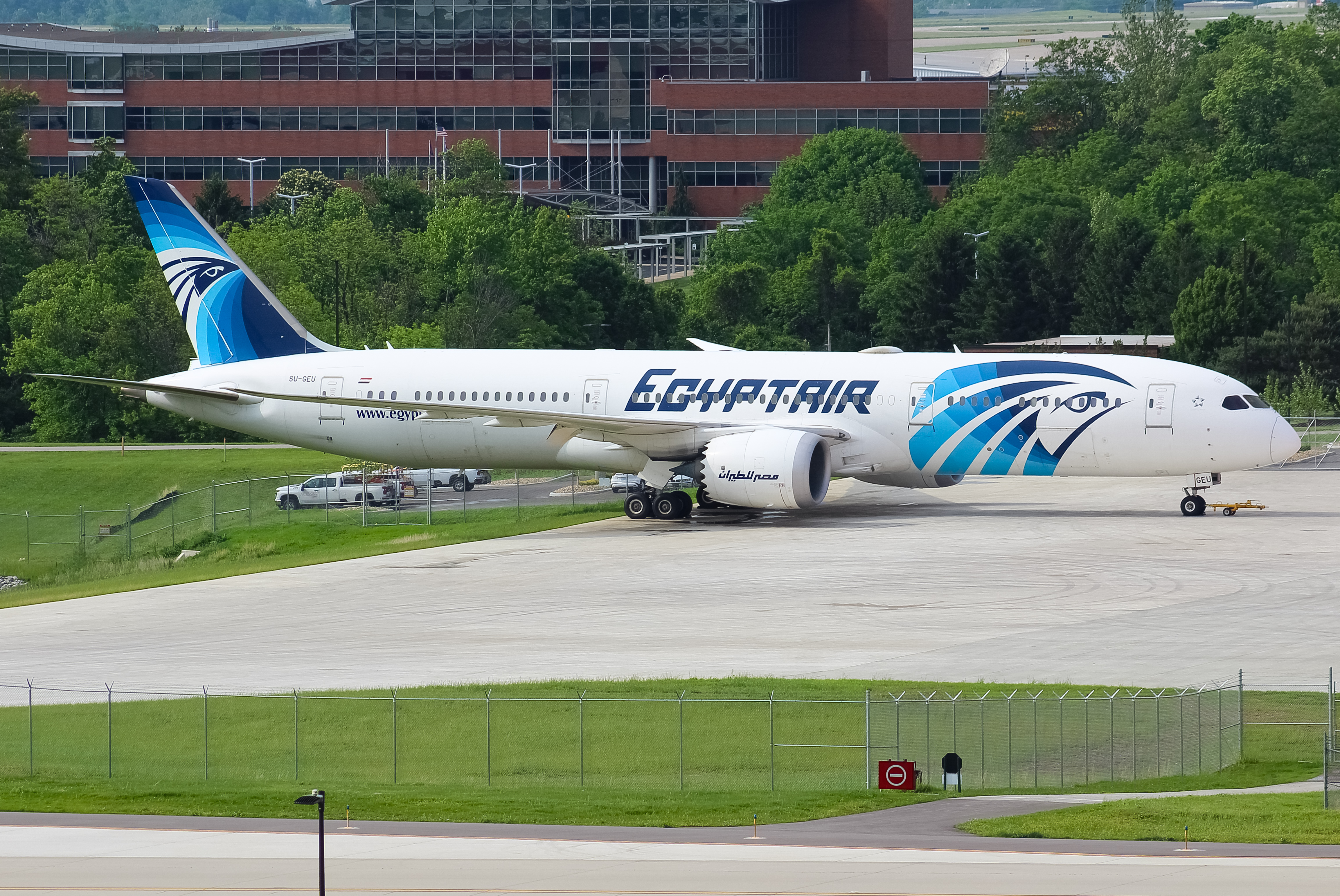 Full size: EgyptAir Boeing 787-9 SU-GEU at Cincinnati/Northern Kentucky International Airport