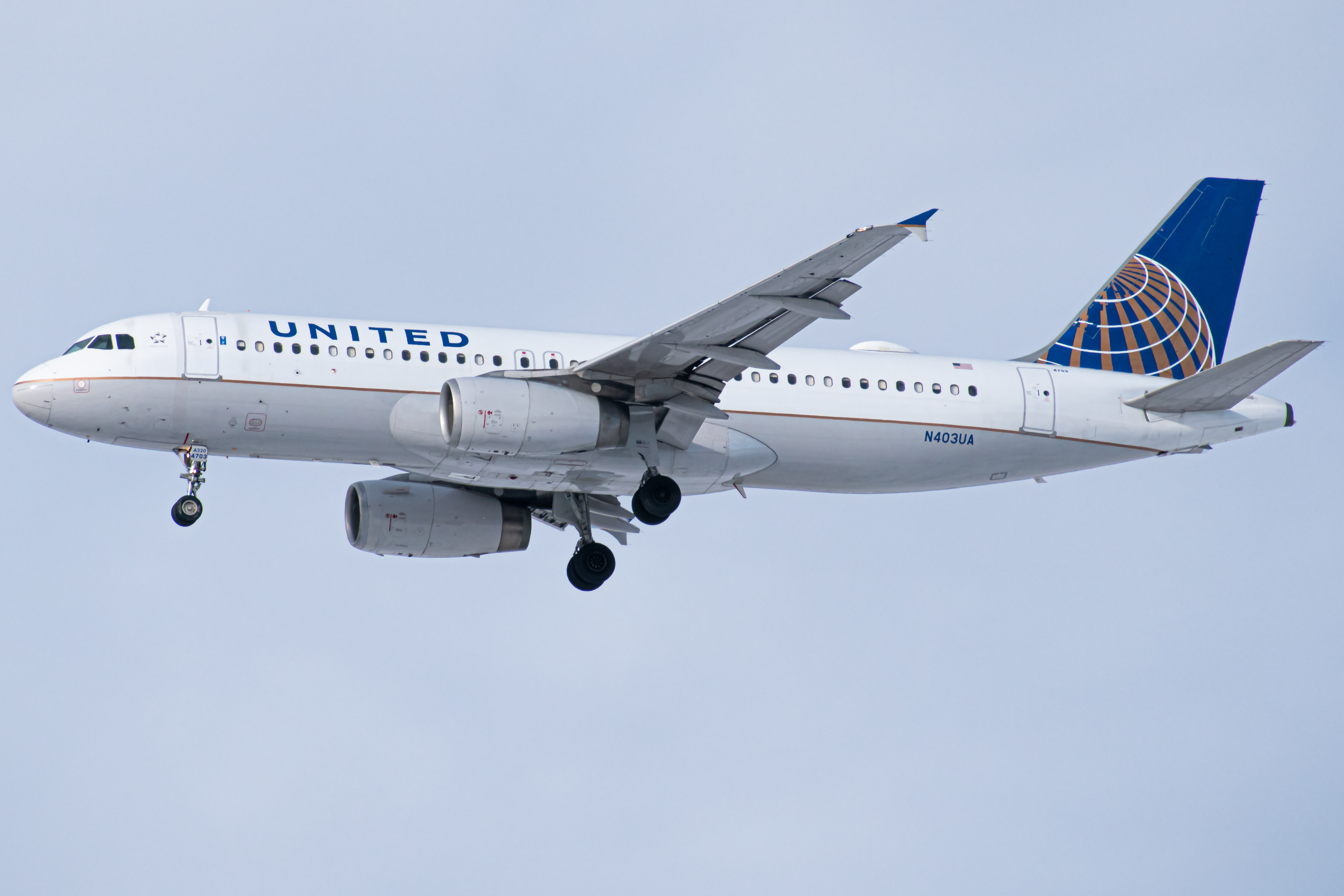 Full size: United Airlines Airbus A320 N403UA at Denver International Airport