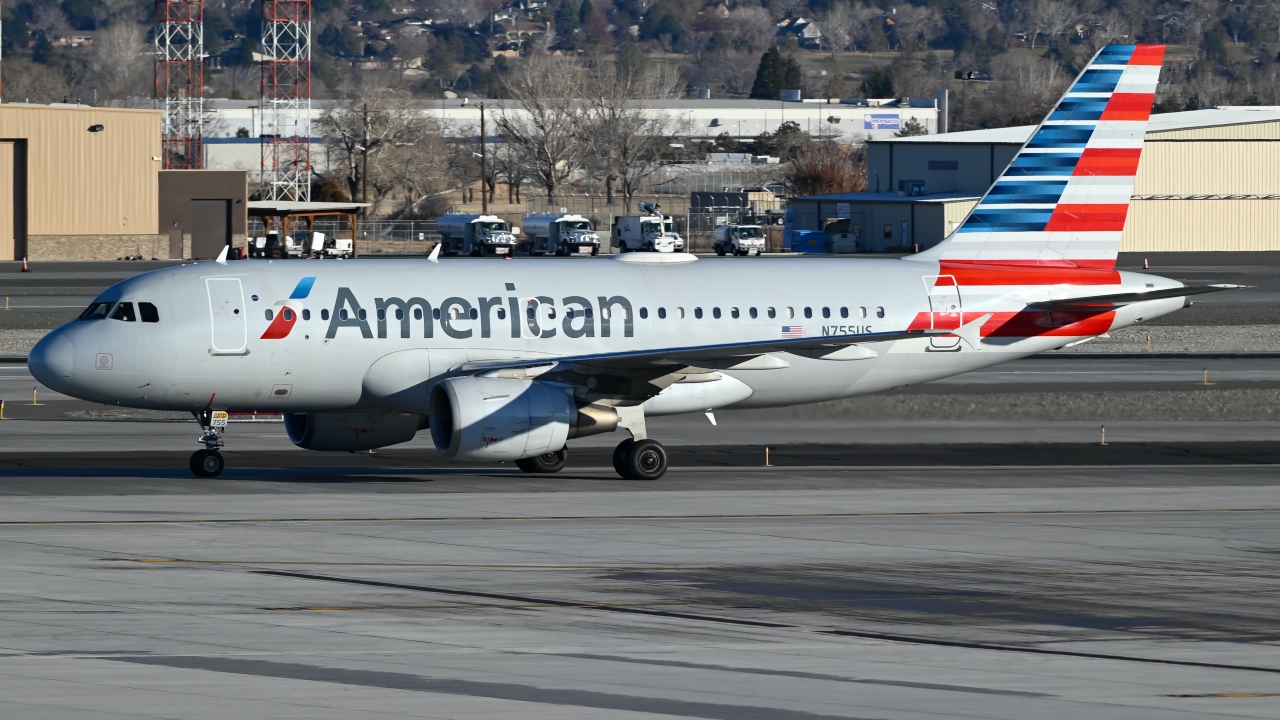 Full size: American Airlines Airbus A319 N755US at Reno/Tahoe International Airport