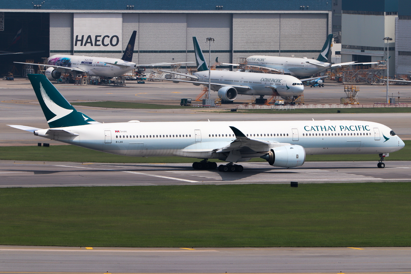 Full size: Cathay Pacific Airbus A350-1000 B-LXG at Hong Kong International Airport