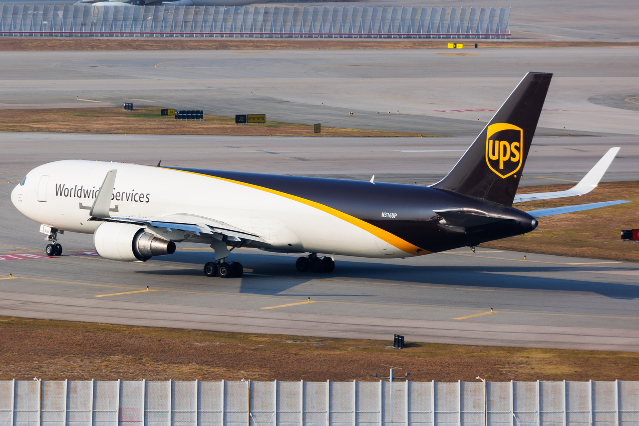 Full size: United Parcel Service Boeing 767-300F N316UP at Hong Kong International Airport