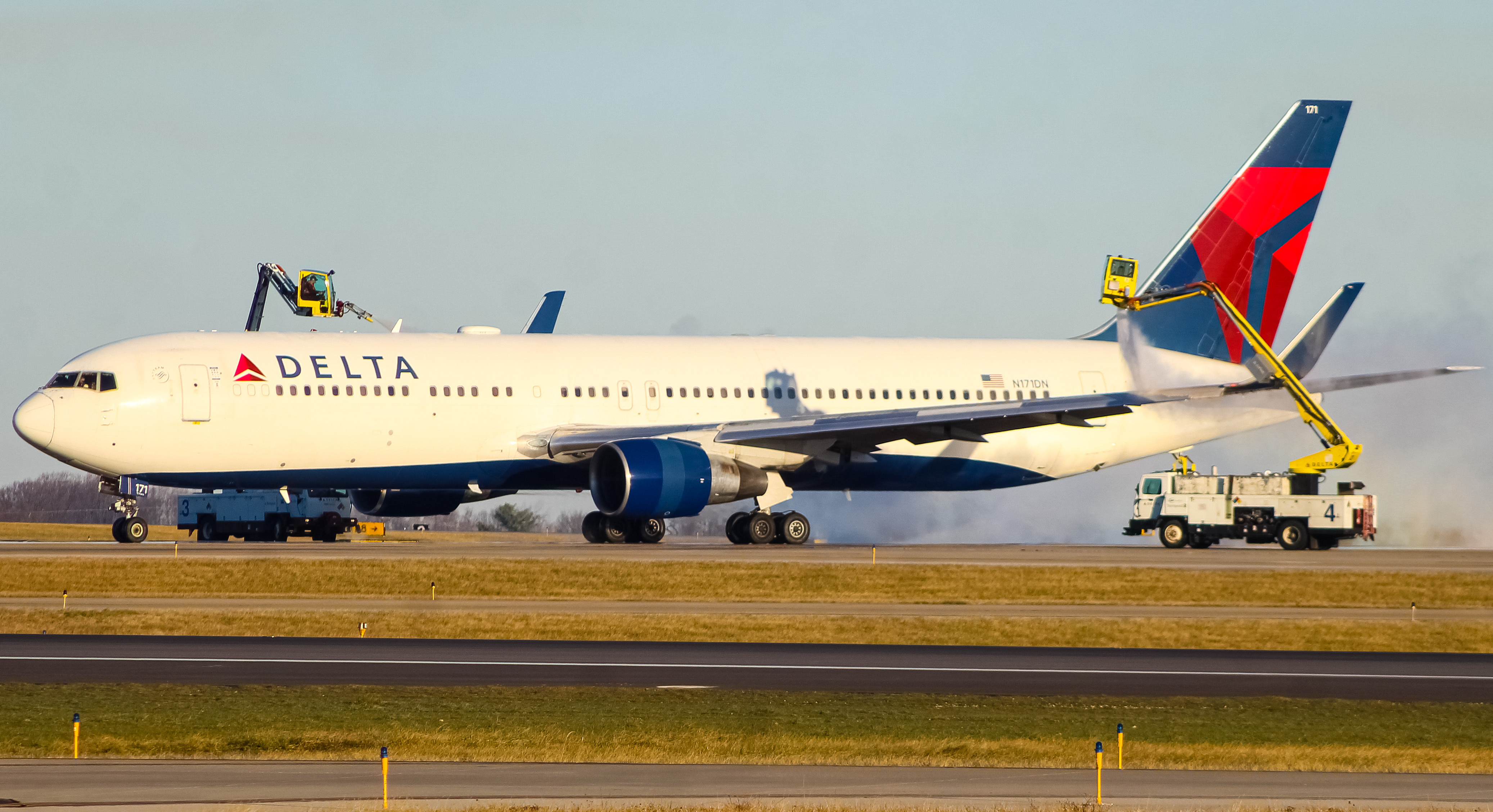 Full size: Delta Airlines Boeing 767-300ER N171DN at Cincinnati/Northern Kentucky International Airport