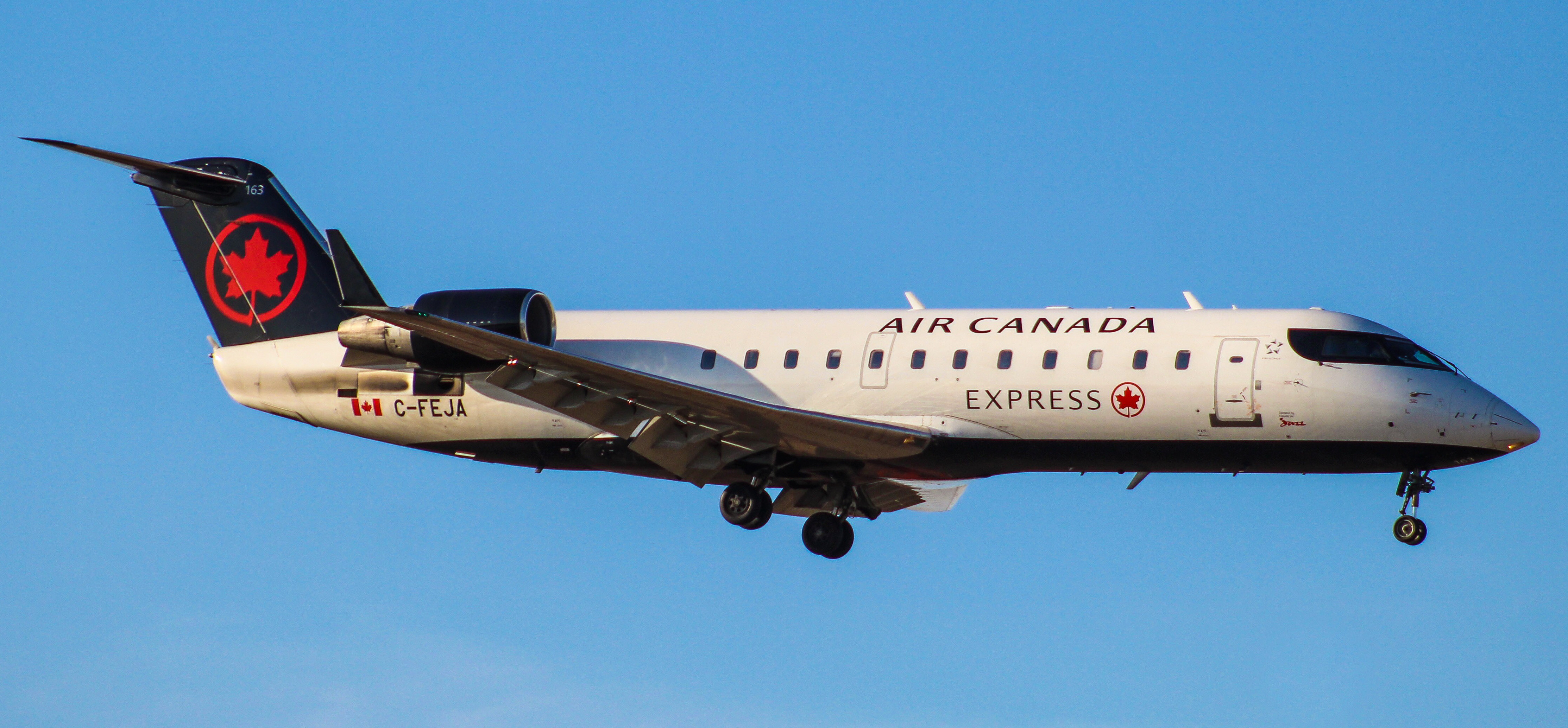 Full size: Air Canada Express Mitsubishi CRJ-200 C-FEJA at Philadelphia International Airport