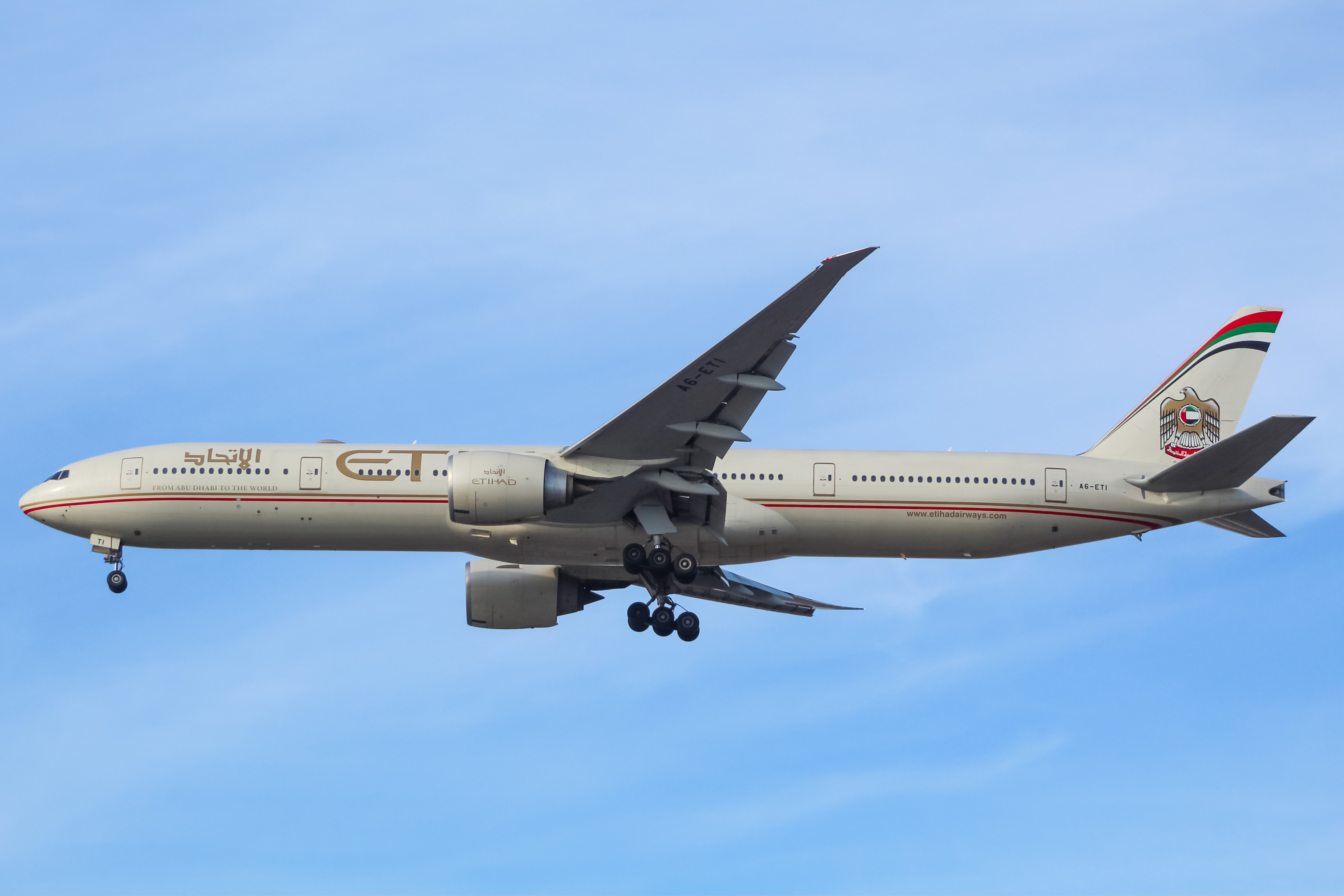 Full size: Etihad Airways Boeing 777-300ER A6-ETI at Chicago O'Hare International Airport
