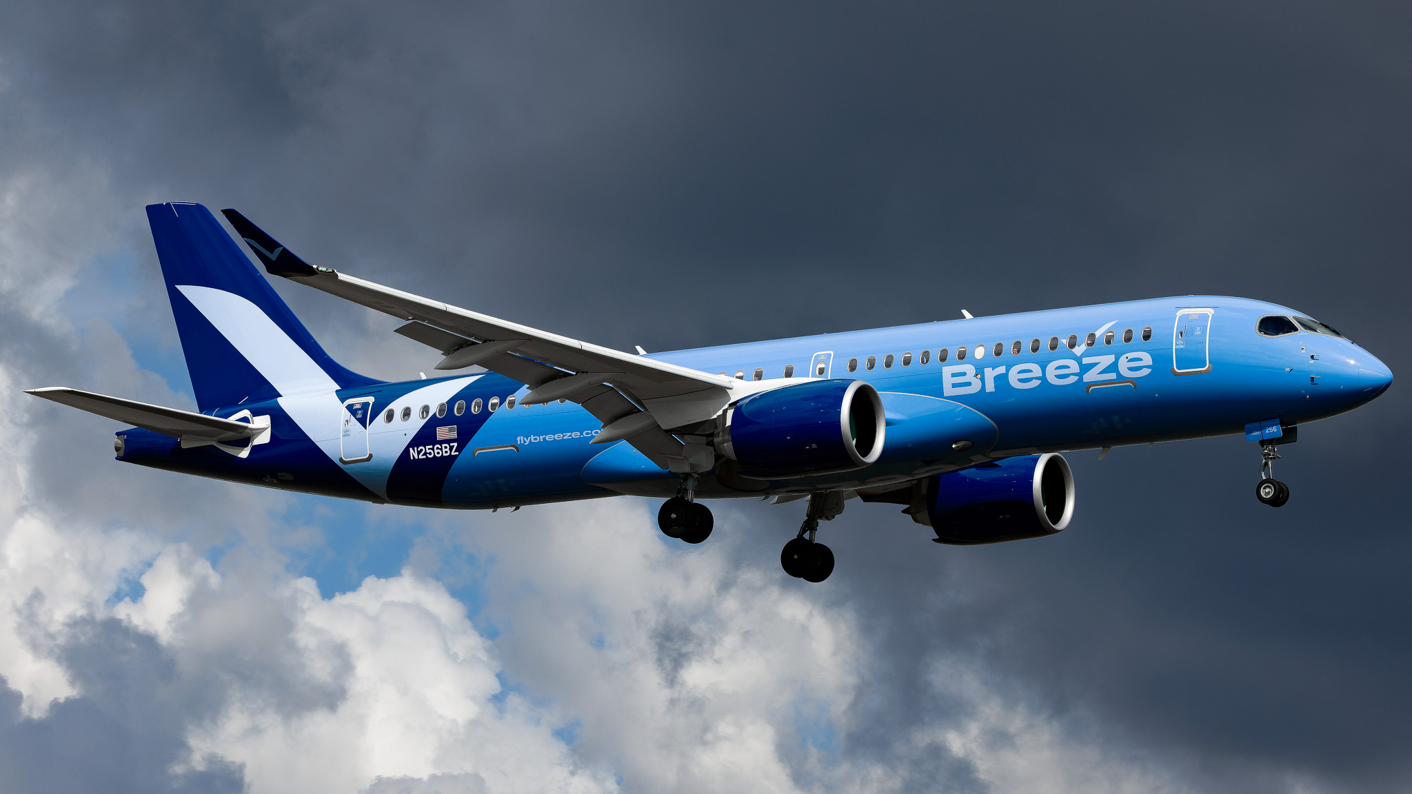 Full size: Breeze Airways Airbus A220-100 N256BZ at Tampa International Airport