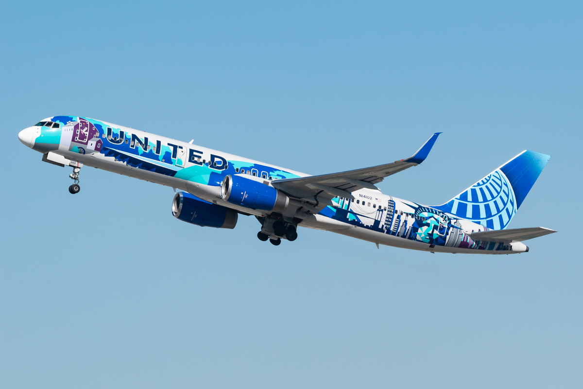 Full size: United Airlines Boeing 757-200 N14102 at Los Angeles International Airport
